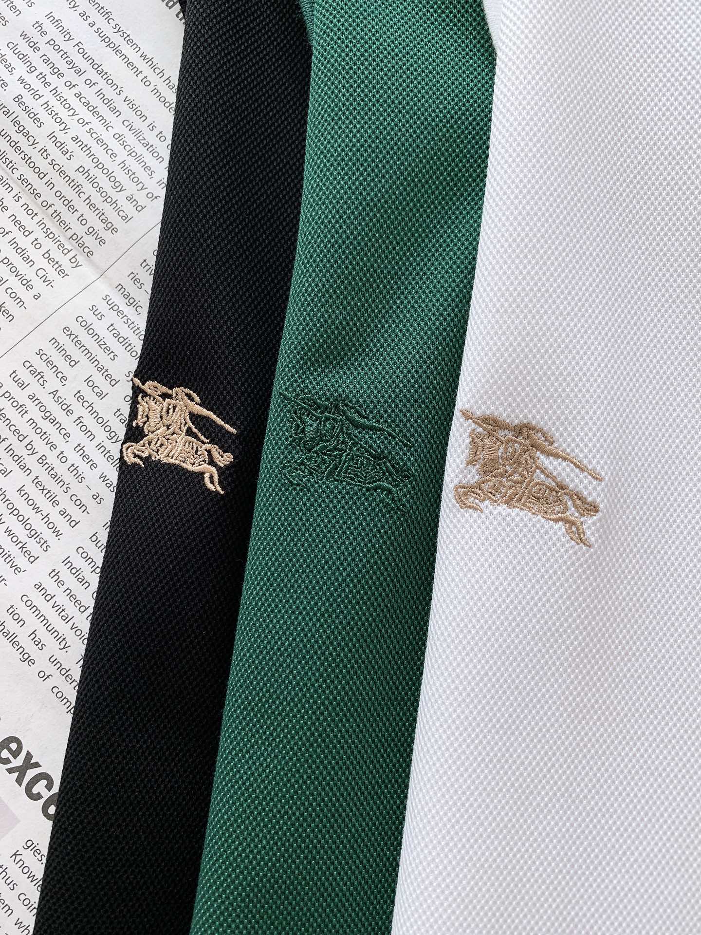 
Burberry 巴宝莉 2025SS春夏新品 
渠道的精品狠货！！！
今年最好看的半拉链翻领T恤
闭