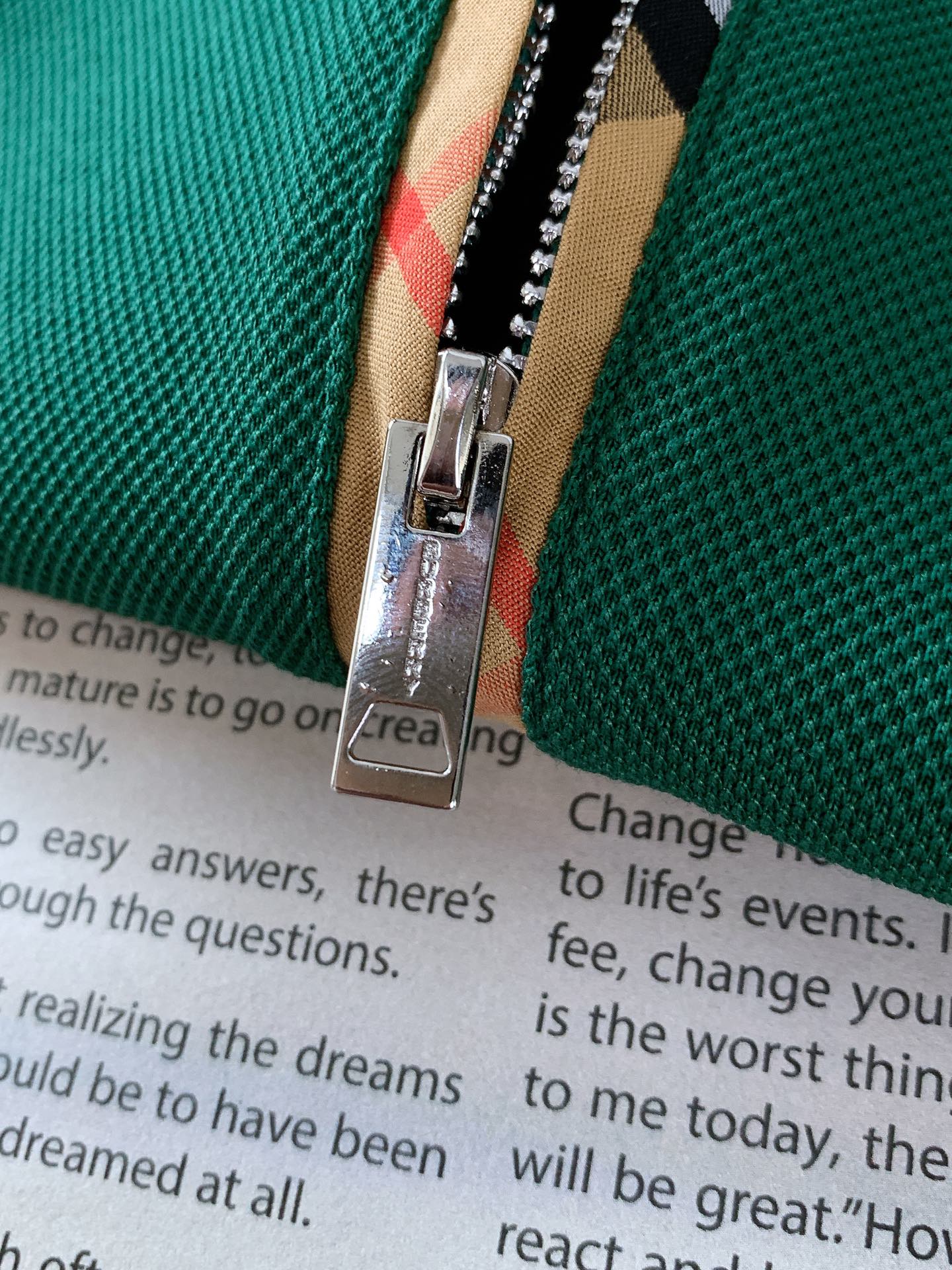 
Burberry 巴宝莉 2025SS春夏新品 
渠道的精品狠货！！！
今年最好看的半拉链翻领T恤
闭