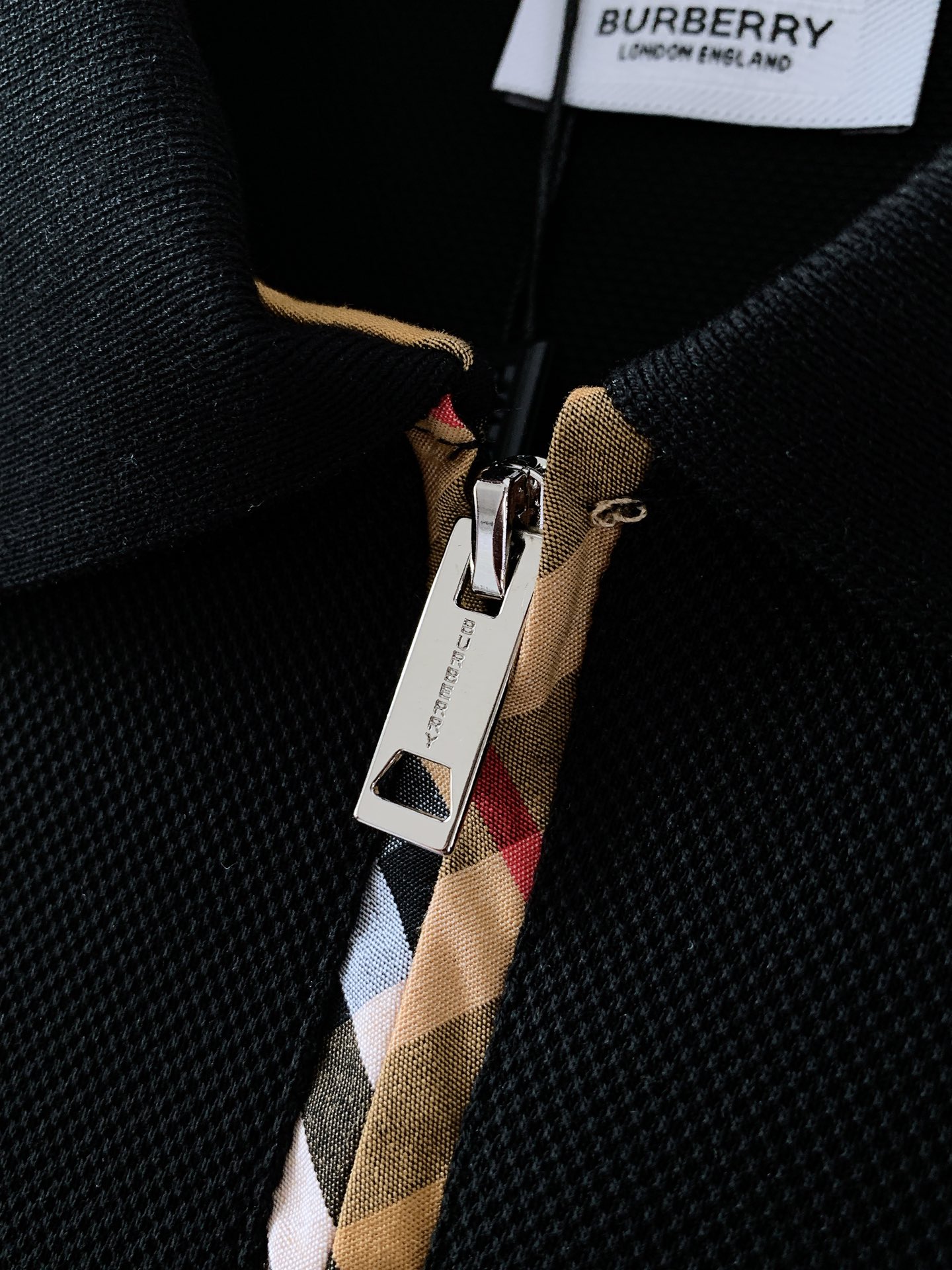 
Burberry 巴宝莉 2025SS春夏新品 
渠道的精品狠货！！！
今年最好看的半拉链翻领T恤
闭
