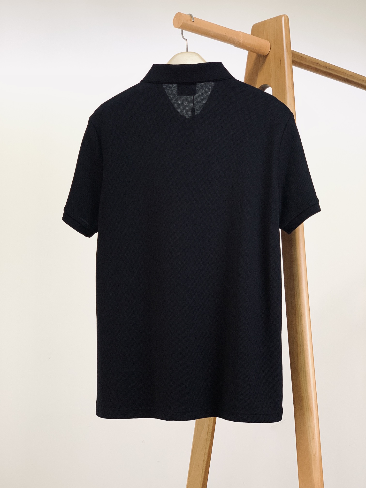 
Burberry 巴宝莉 2025SS春夏新品 
渠道的精品狠货！！！
今年最好看的半拉链翻领T恤
闭