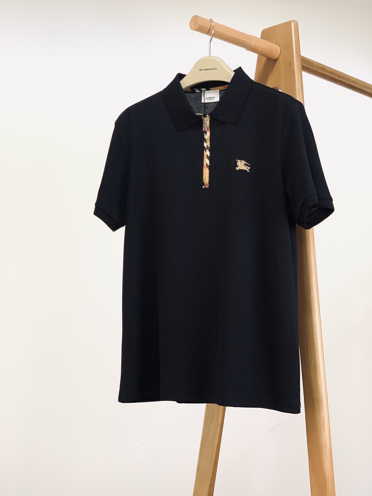 
Burberry 巴宝莉 2025SS春夏新品 
渠道的精品狠货！！！
今年最好看的半拉链翻领T恤
闭