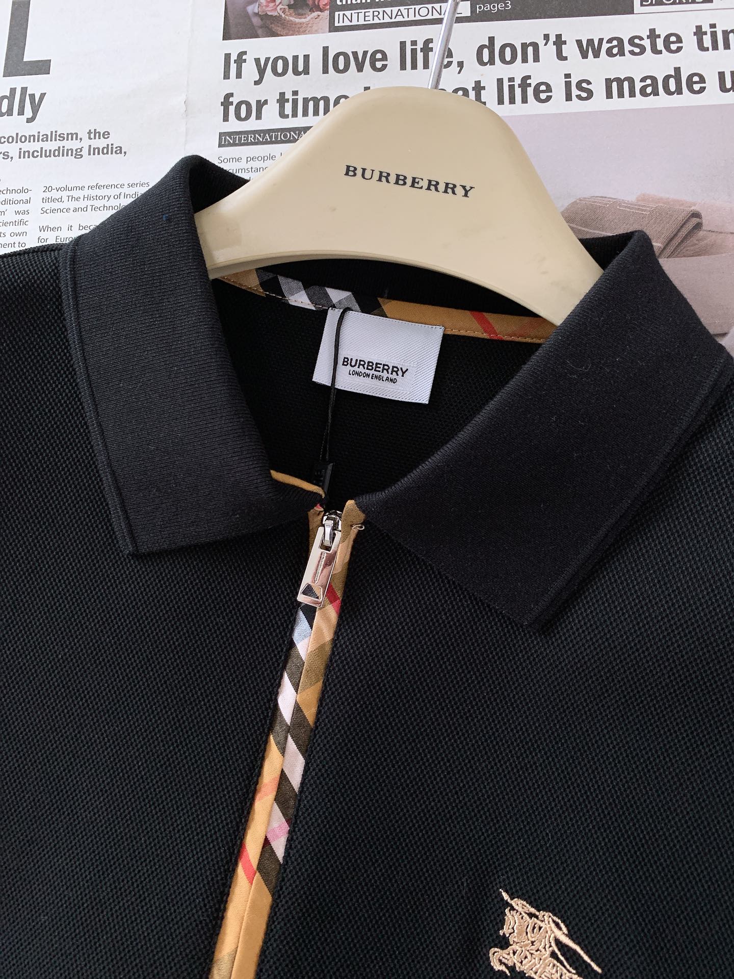 
Burberry 巴宝莉 2025SS春夏新品 
渠道的精品狠货！！！
今年最好看的半拉链翻领T恤
闭