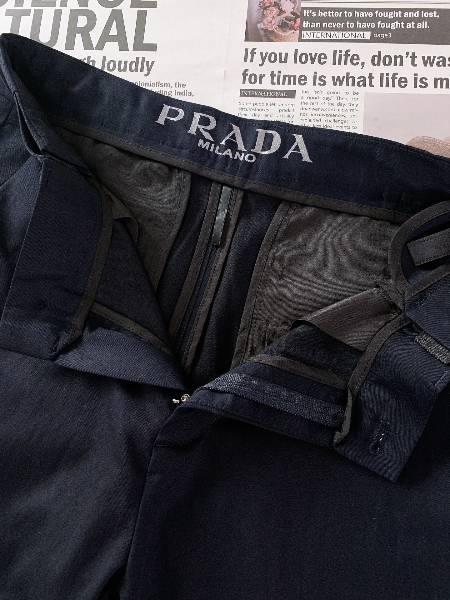 
Prada 普拉达 2025SS春夏新品 
男士时尚休闲裤，臻选优质面料打造，贴身舒适，独特设计，缔造