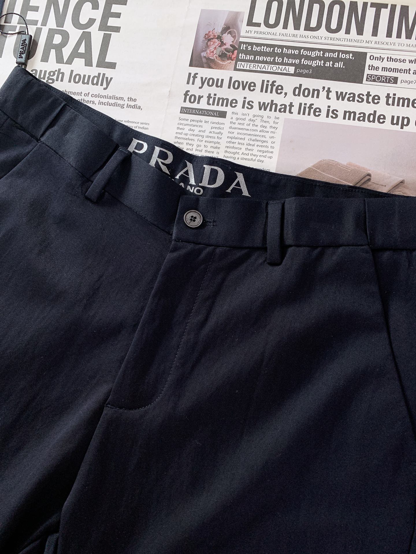 
Prada 普拉达 2025SS春夏新品 
男士时尚休闲裤，臻选优质面料打造，贴身舒适，独特设计，缔造