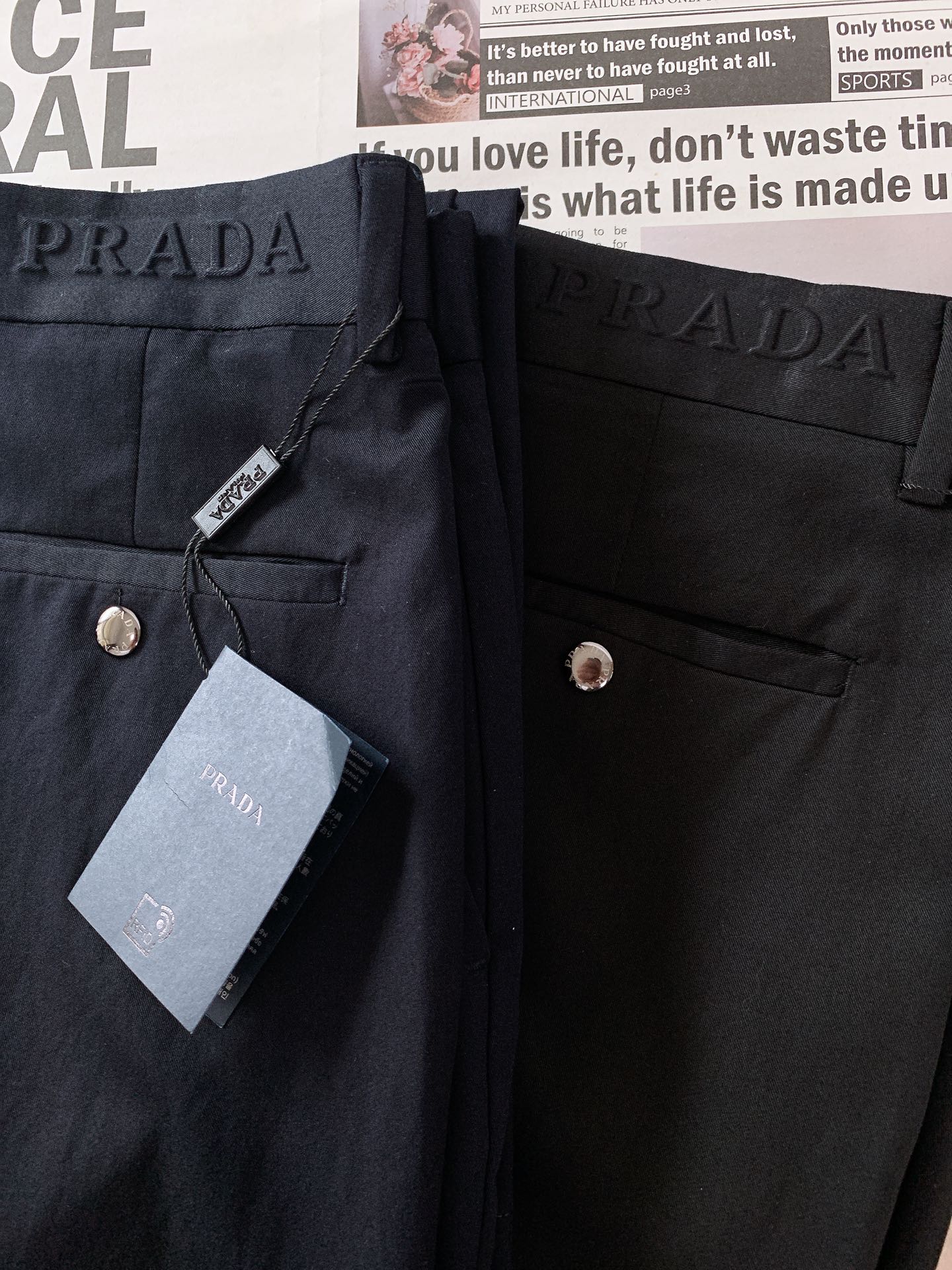
Prada 普拉达 2025SS春夏新品 
男士时尚休闲裤，臻选优质面料打造，贴身舒适，独特设计，缔造
