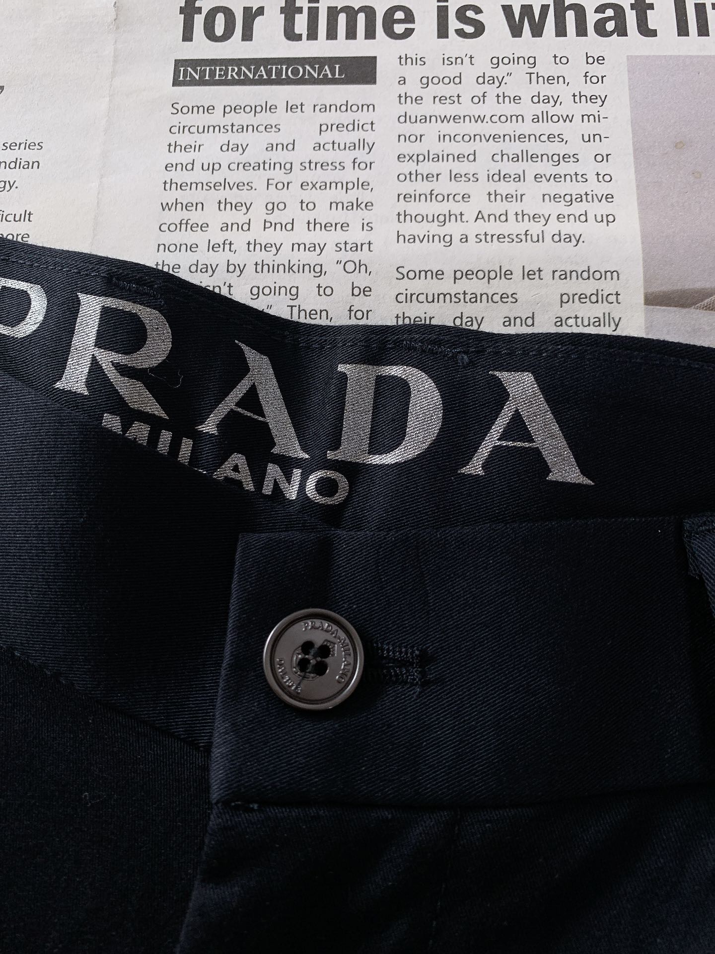 
Prada 普拉达 2025SS春夏新品 
男士时尚休闲裤，臻选优质面料打造，贴身舒适，独特设计，缔造