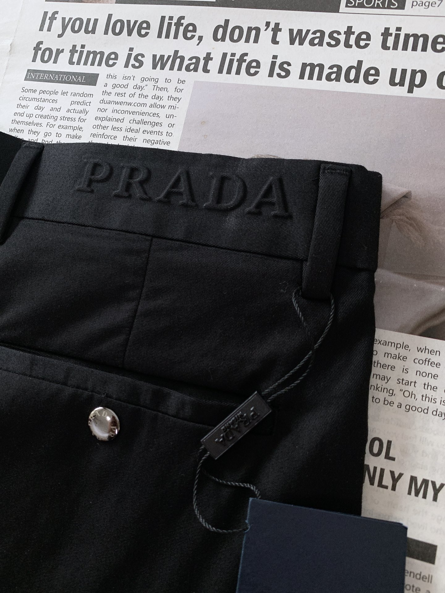 
Prada 普拉达 2025SS春夏新品 
男士时尚休闲裤，臻选优质面料打造，贴身舒适，独特设计，缔造