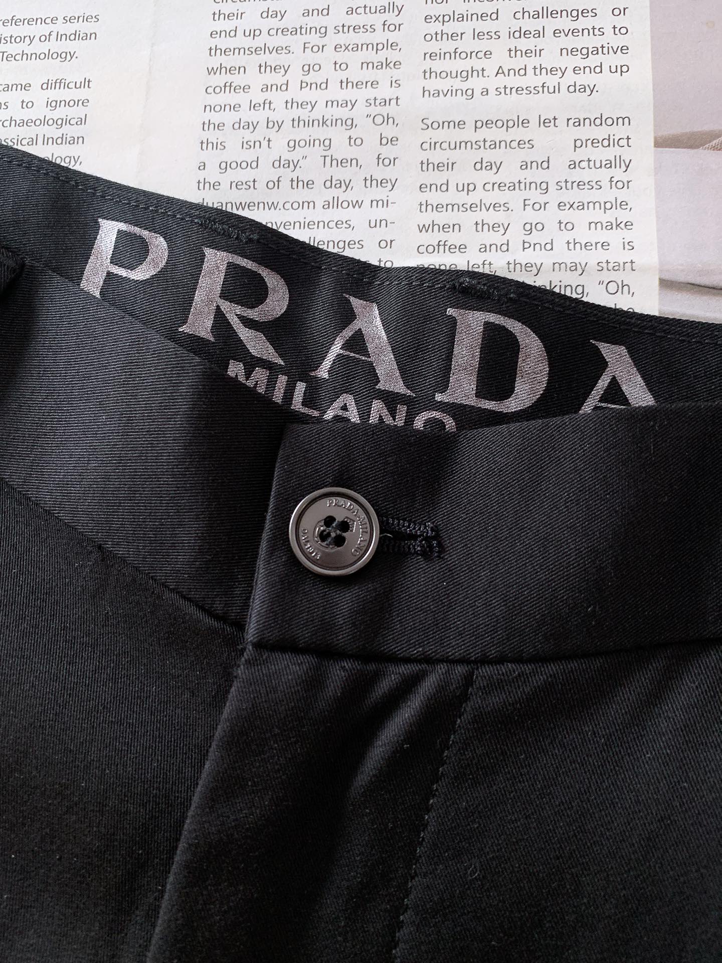 
Prada 普拉达 2025SS春夏新品 
男士时尚休闲裤，臻选优质面料打造，贴身舒适，独特设计，缔造