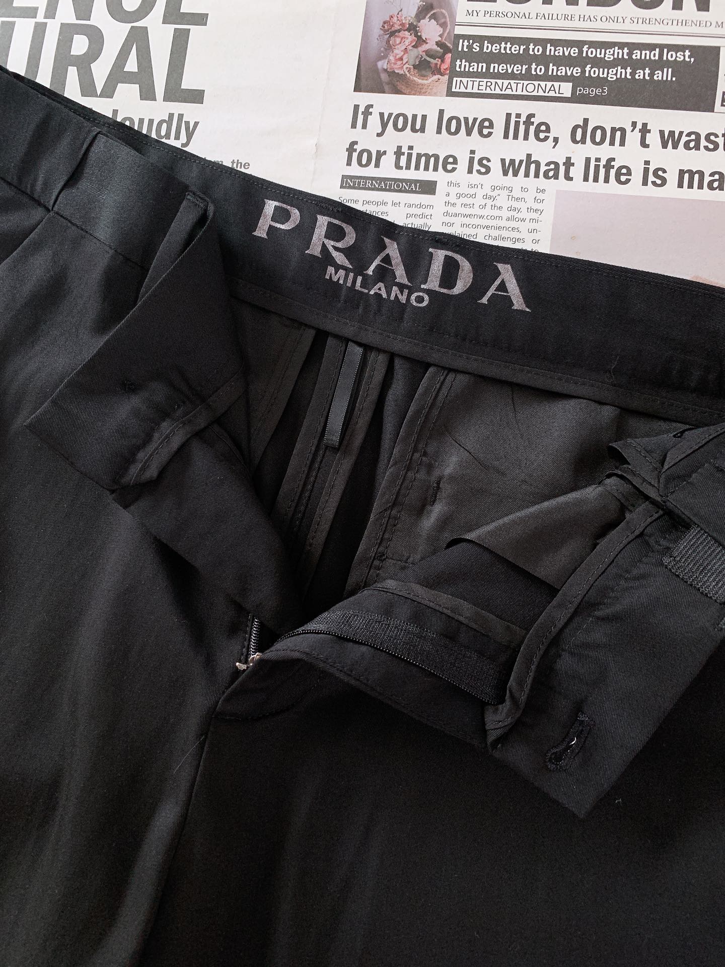 
Prada 普拉达 2025SS春夏新品 
男士时尚休闲裤，臻选优质面料打造，贴身舒适，独特设计，缔造