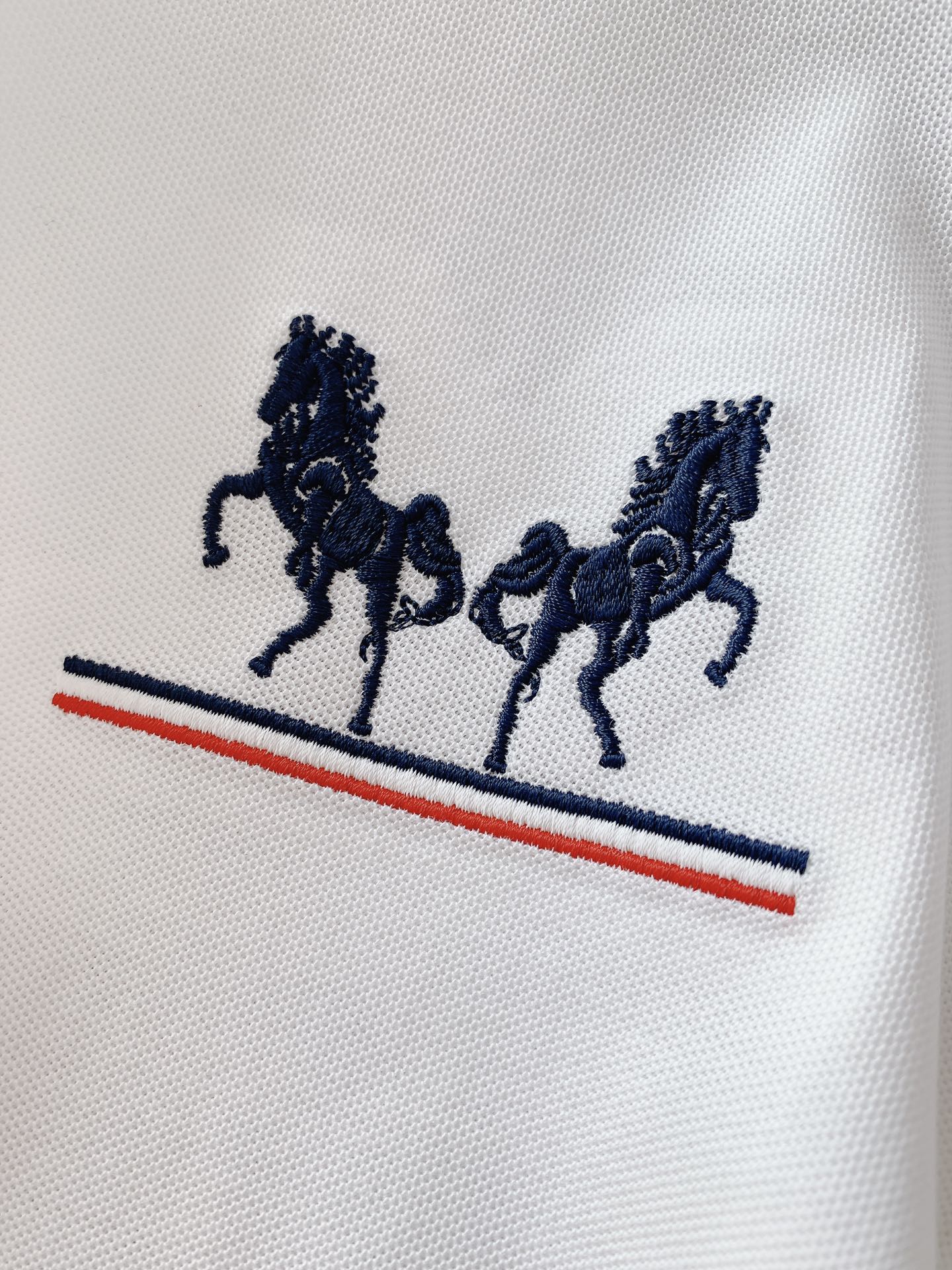 
Hermès 爱马仕 2025SS春夏新品 
休闲翻领Polo衫，经典重塑，触手可及
甄选丝光珠地面料