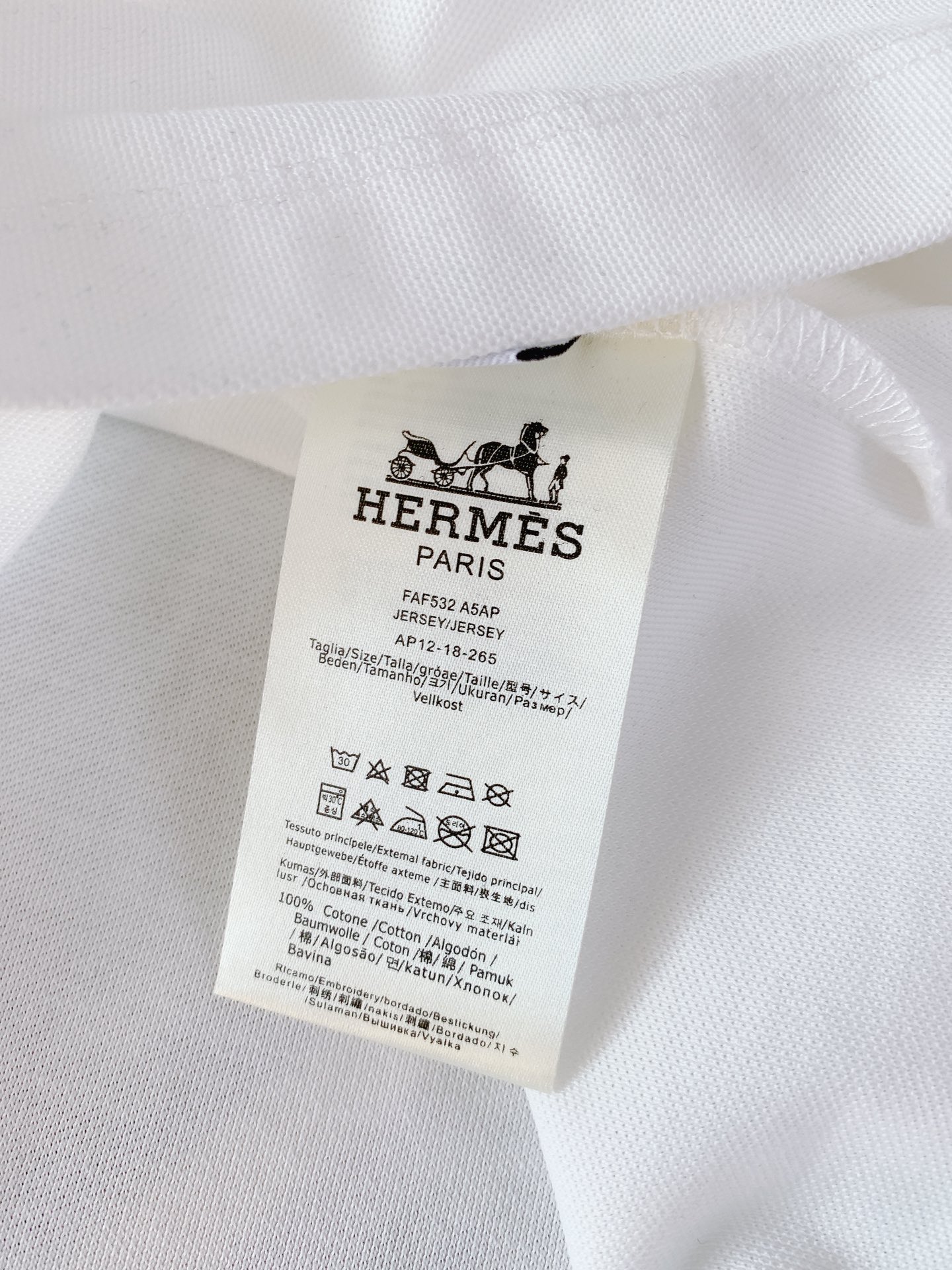 
Hermès 爱马仕 2025SS春夏新品 
休闲翻领Polo衫，经典重塑，触手可及
甄选丝光珠地面料