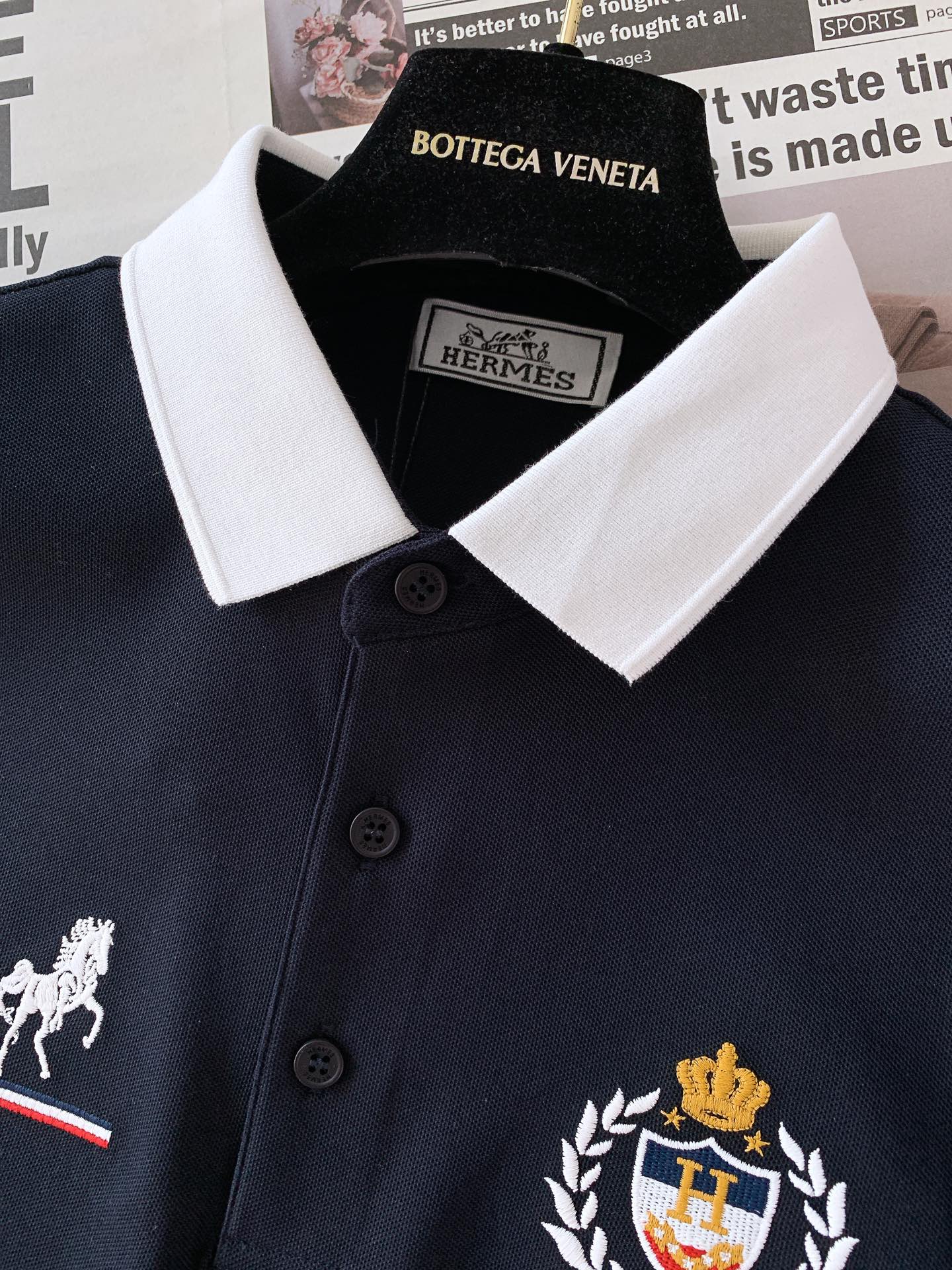 
Hermès 爱马仕 2025SS春夏新品 
休闲翻领Polo衫，经典重塑，触手可及
甄选丝光珠地面料