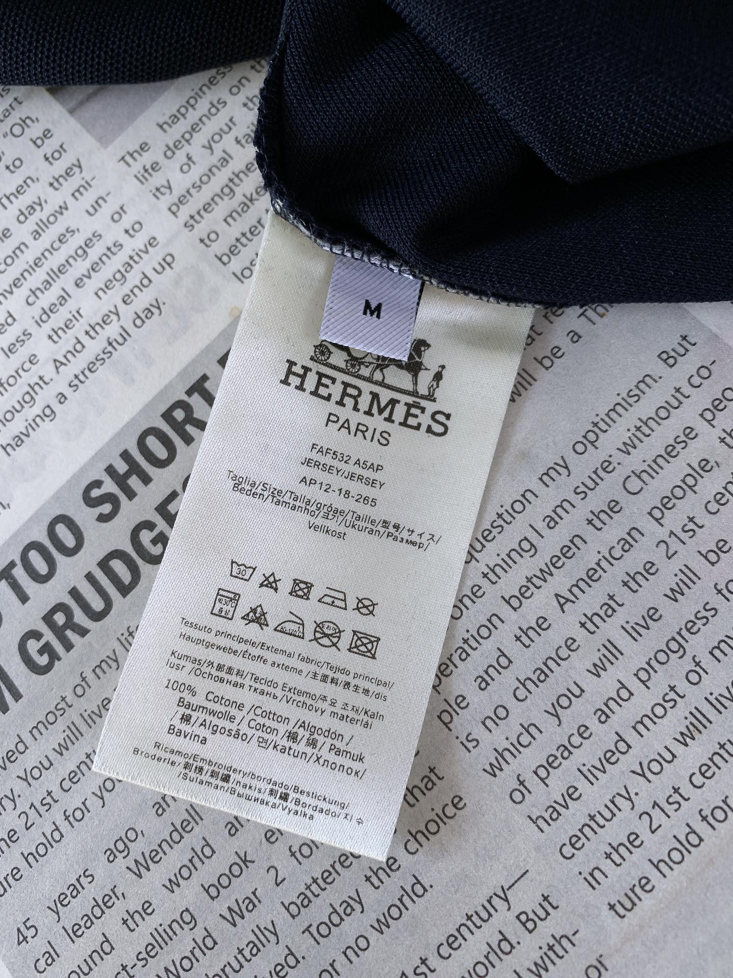 
Hermès 爱马仕 2025SS春夏新品 
休闲翻领Polo衫，经典重塑，触手可及
甄选丝光珠地面料