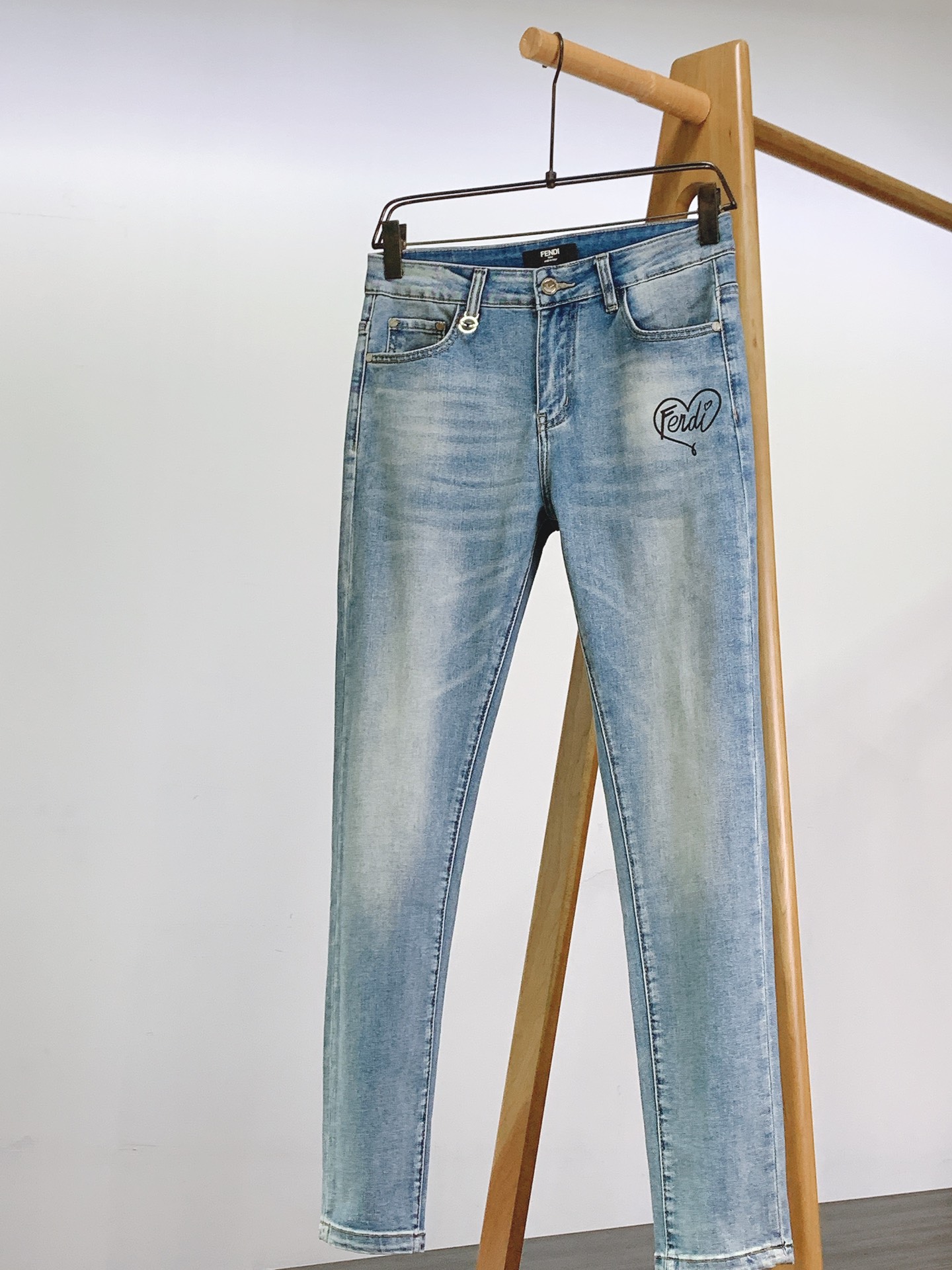 NO:483865,Fendi 2025SS spring and summer new product casual printed jeans, imported heavy industry washing elastic fabric, comfortable, breathable and elastic upper body, customer-supplied hardware and auxiliary materials decoration, digital positioning printing logo, extremely high grade, super positive style, full-quality order model, full-style handsome upper body ………………………………………………………………………………………………………………………………………………………………………………………………………………………………………………………………………………………………………………………………………………………………………………………………………………………………………………………………………………………………………………………………………………………………………………………………………………………………………………………………………………………………………………………………………………………………………………………………………………………………………………………………………………………………………………………………………………………………………………………………………………………………………………………………………………………………………………………………………………………………………………………………………19860909Fendi 芬迪 2025SS春夏新品 休闲印花牛仔裤,进口重工水洗弹力面料,上身舒适透气有弹力,客供五金辅料装饰,数码定位印花标识,档次极高,版型超正,全品相订单款,上身帅气十足 …………………………………………………… Size28-38,,fendi,fendi,jeans,alexander wang,Men's clothing