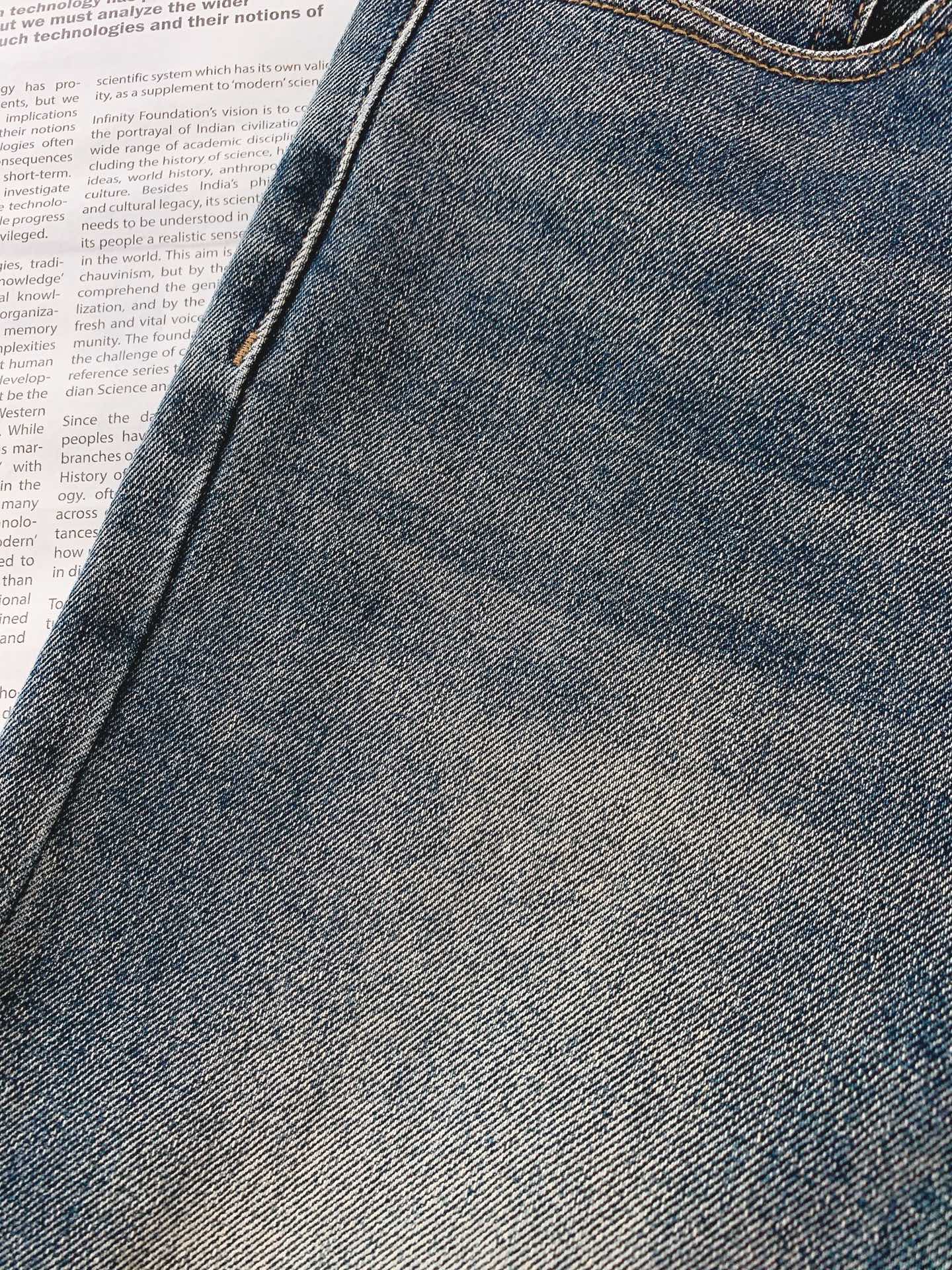 P💰155
Fendi 芬迪 2025SS春夏新品
高级时装感,小怪兽系列洗水牛仔裤。
面料很特殊,超细精仿棉纱混纺,超柔舒适感。
具备牛仔随性感 ,休闲感 , 亦有轻松感 ,时尚感。
布面清爽,微弹力,超柔穿着时间长,
整条裤子全传统手擦工艺,自然石磨轻酵洗水。
版型属于合体小直脚剪裁,细节精致感。
……………………………………………………
❥∙Size:29-38