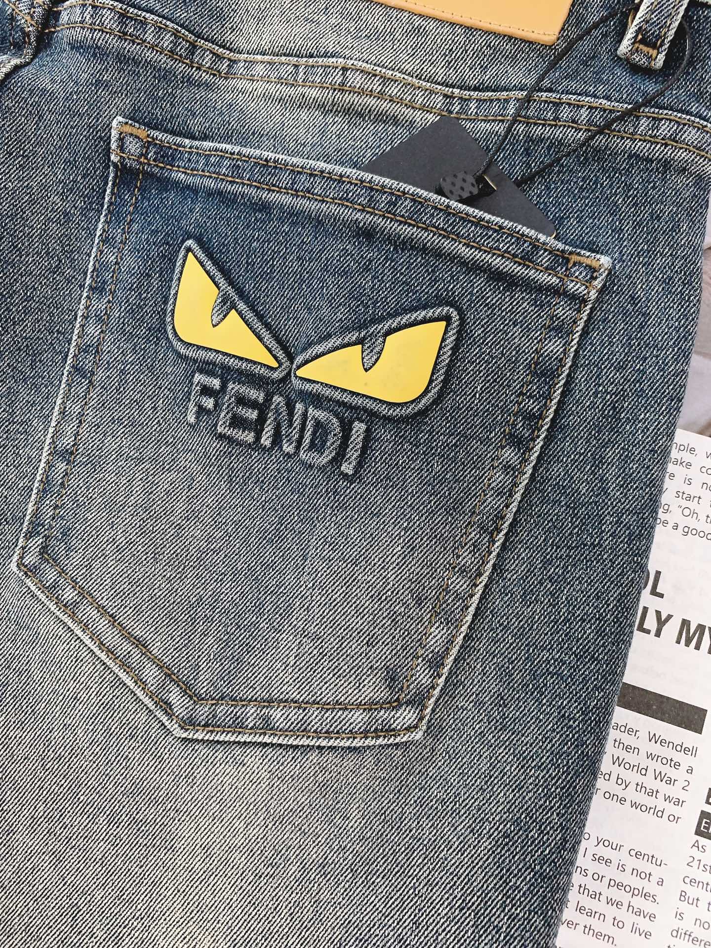 P💰155
Fendi 芬迪 2025SS春夏新品
高级时装感,小怪兽系列洗水牛仔裤。
面料很特殊,超细精仿棉纱混纺,超柔舒适感。
具备牛仔随性感 ,休闲感 , 亦有轻松感 ,时尚感。
布面清爽,微弹力,超柔穿着时间长,
整条裤子全传统手擦工艺,自然石磨轻酵洗水。
版型属于合体小直脚剪裁,细节精致感。
……………………………………………………
❥∙Size:29-38
