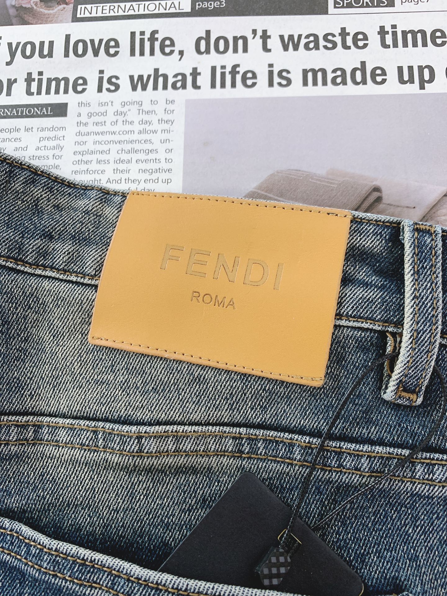 P💰155
Fendi 芬迪 2025SS春夏新品
高级时装感,小怪兽系列洗水牛仔裤。
面料很特殊,超细精仿棉纱混纺,超柔舒适感。
具备牛仔随性感 ,休闲感 , 亦有轻松感 ,时尚感。
布面清爽,微弹力,超柔穿着时间长,
整条裤子全传统手擦工艺,自然石磨轻酵洗水。
版型属于合体小直脚剪裁,细节精致感。
……………………………………………………
❥∙Size:29-38