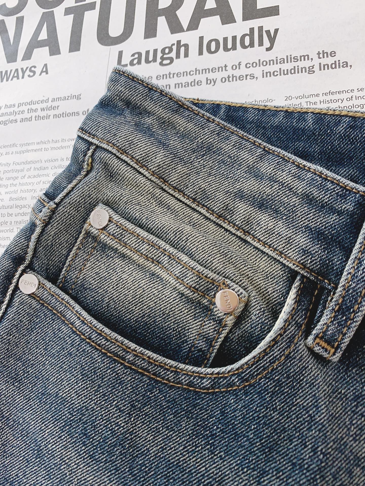 P💰155
Fendi 芬迪 2025SS春夏新品
高级时装感,小怪兽系列洗水牛仔裤。
面料很特殊,超细精仿棉纱混纺,超柔舒适感。
具备牛仔随性感 ,休闲感 , 亦有轻松感 ,时尚感。
布面清爽,微弹力,超柔穿着时间长,
整条裤子全传统手擦工艺,自然石磨轻酵洗水。
版型属于合体小直脚剪裁,细节精致感。
……………………………………………………
❥∙Size:29-38