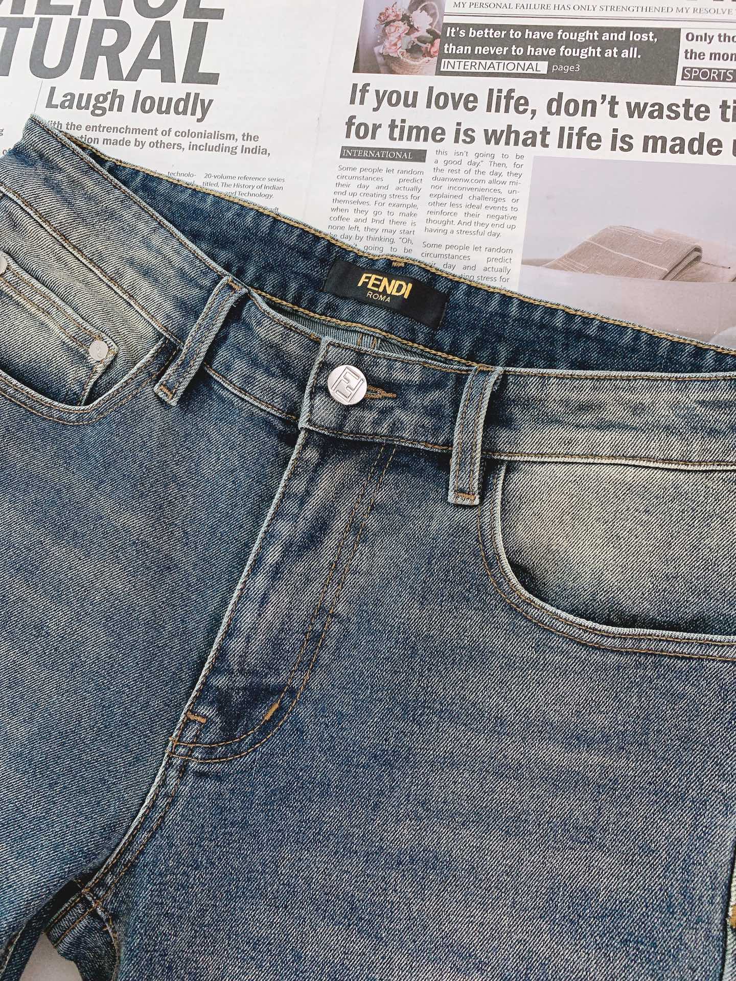 P💰155
Fendi 芬迪 2025SS春夏新品
高级时装感,小怪兽系列洗水牛仔裤。
面料很特殊,超细精仿棉纱混纺,超柔舒适感。
具备牛仔随性感 ,休闲感 , 亦有轻松感 ,时尚感。
布面清爽,微弹力,超柔穿着时间长,
整条裤子全传统手擦工艺,自然石磨轻酵洗水。
版型属于合体小直脚剪裁,细节精致感。
……………………………………………………
❥∙Size:29-38