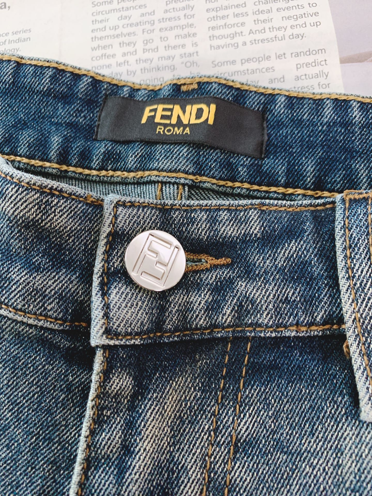 P💰155
Fendi 芬迪 2025SS春夏新品
高级时装感,小怪兽系列洗水牛仔裤。
面料很特殊,超细精仿棉纱混纺,超柔舒适感。
具备牛仔随性感 ,休闲感 , 亦有轻松感 ,时尚感。
布面清爽,微弹力,超柔穿着时间长,
整条裤子全传统手擦工艺,自然石磨轻酵洗水。
版型属于合体小直脚剪裁,细节精致感。
……………………………………………………
❥∙Size:29-38