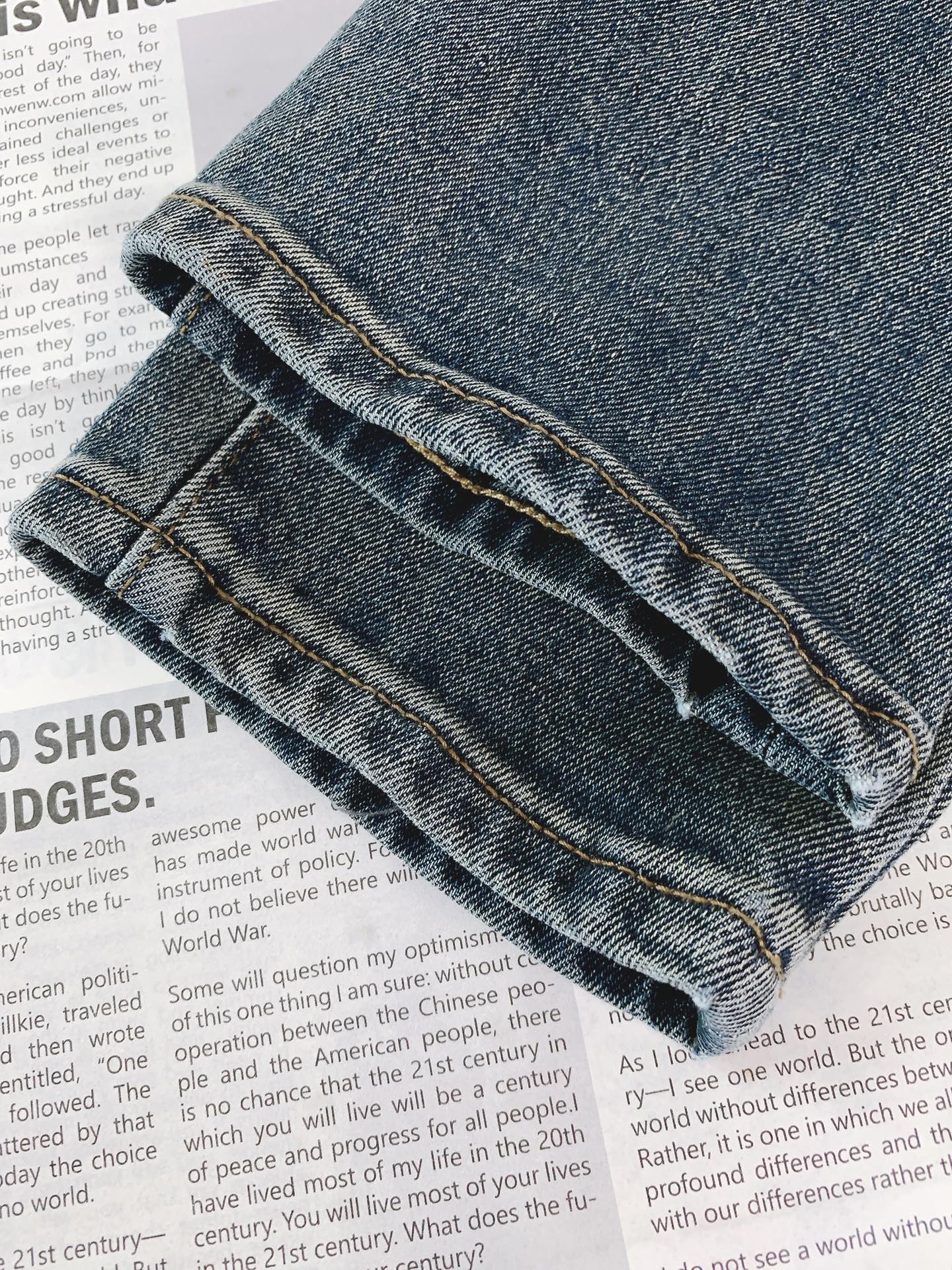 P💰155
Fendi 芬迪 2025SS春夏新品
高级时装感,小怪兽系列洗水牛仔裤。
面料很特殊,超细精仿棉纱混纺,超柔舒适感。
具备牛仔随性感 ,休闲感 , 亦有轻松感 ,时尚感。
布面清爽,微弹力,超柔穿着时间长,
整条裤子全传统手擦工艺,自然石磨轻酵洗水。
版型属于合体小直脚剪裁,细节精致感。
……………………………………………………
❥∙Size:29-38