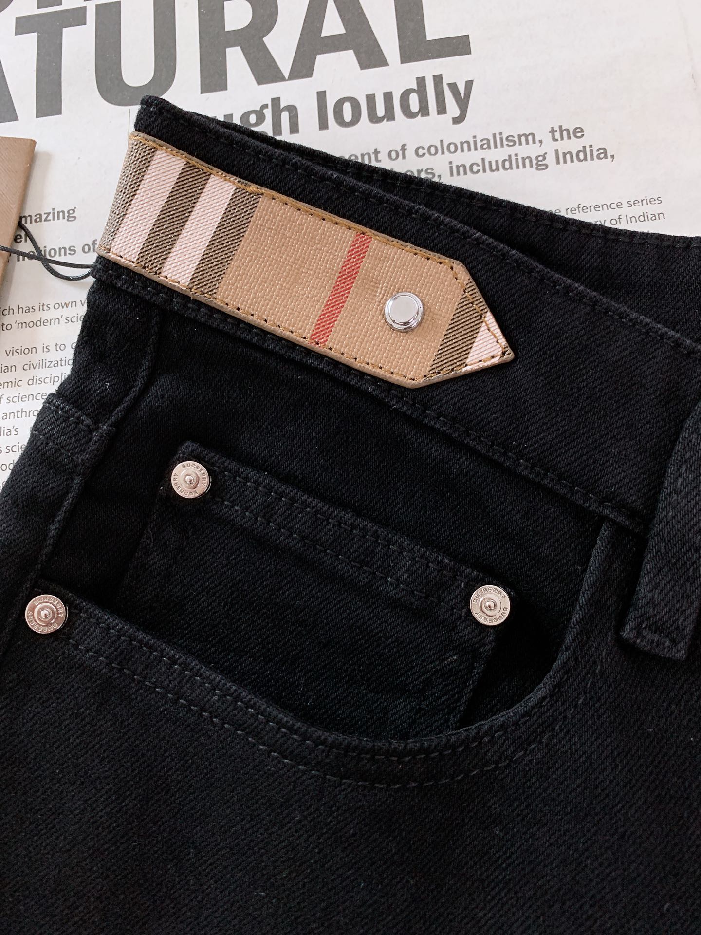 P💰150
Burberry 巴宝莉 2025FW早秋新品
经典回归!BBR黑色牛仔裤
纯黑丹宁面料,高级哑光质感⚫
修身剪裁适配各种身形,日常/通勤/约会都能穿,万能裤型实锤✅
腰头经典格纹皮牌 + 骑士标识,低调藏不住的品牌基因
定制纽扣/拉链,金属件刻满品牌 LOGO,质感从细节溢出
口袋内衬、裤脚包边…每处做工都经得起放大看,高级感藏在骨里
百年英伦底蕴,一条裤子全体现
穿上它,走路都带“低调的贵气”,谁懂这种精致到骨子里的帅!
……………………………………………………
❥∙Size:29-38