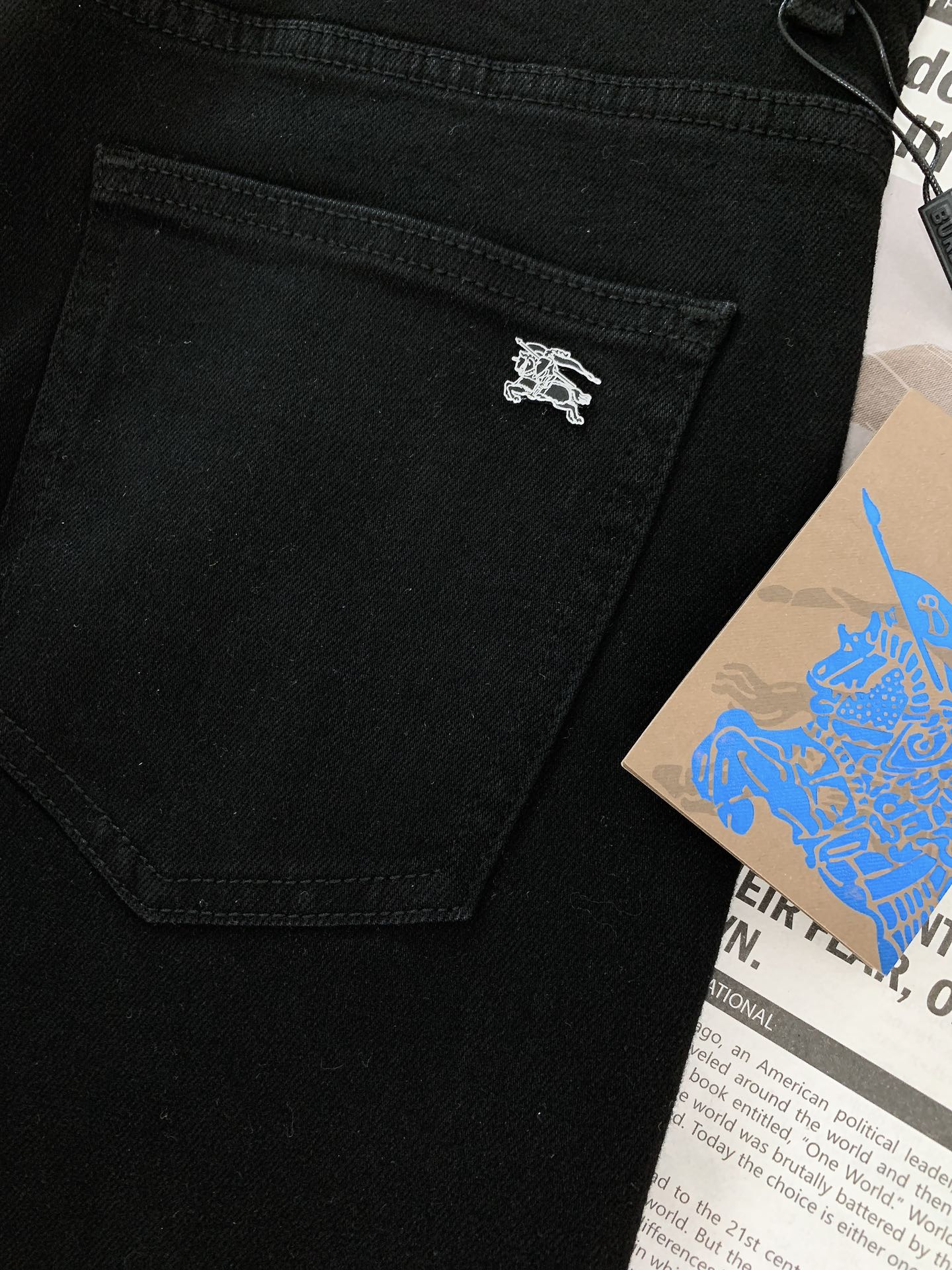 P💰150
Burberry 巴宝莉 2025FW早秋新品
经典回归!BBR黑色牛仔裤
纯黑丹宁面料,高级哑光质感⚫
修身剪裁适配各种身形,日常/通勤/约会都能穿,万能裤型实锤✅
腰头经典格纹皮牌 + 骑士标识,低调藏不住的品牌基因
定制纽扣/拉链,金属件刻满品牌 LOGO,质感从细节溢出
口袋内衬、裤脚包边…每处做工都经得起放大看,高级感藏在骨里
百年英伦底蕴,一条裤子全体现
穿上它,走路都带“低调的贵气”,谁懂这种精致到骨子里的帅!
……………………………………………………
❥∙Size:29-38