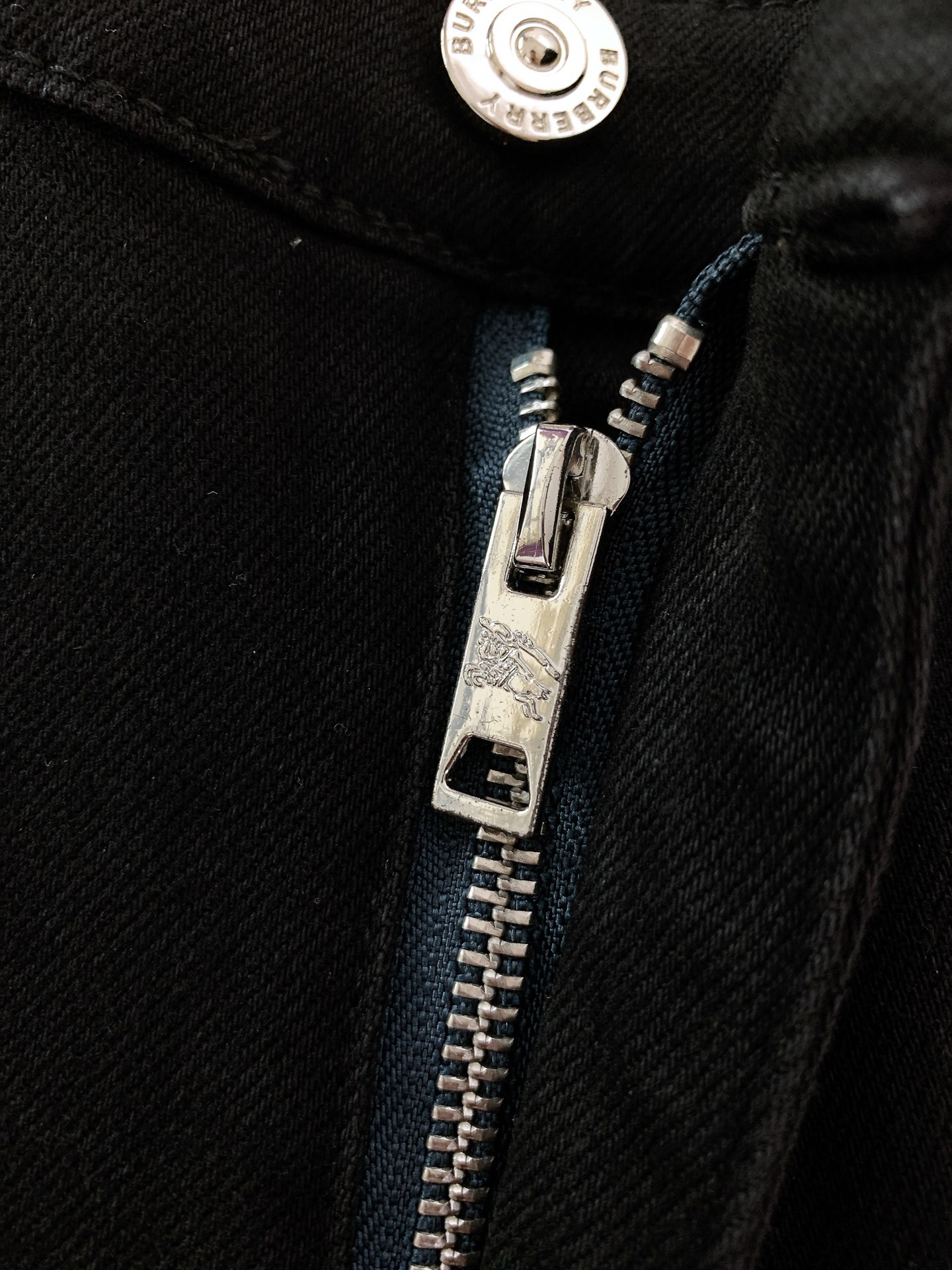 P💰150
Burberry 巴宝莉 2025FW早秋新品
经典回归!BBR黑色牛仔裤
纯黑丹宁面料,高级哑光质感⚫
修身剪裁适配各种身形,日常/通勤/约会都能穿,万能裤型实锤✅
腰头经典格纹皮牌 + 骑士标识,低调藏不住的品牌基因
定制纽扣/拉链,金属件刻满品牌 LOGO,质感从细节溢出
口袋内衬、裤脚包边…每处做工都经得起放大看,高级感藏在骨里
百年英伦底蕴,一条裤子全体现
穿上它,走路都带“低调的贵气”,谁懂这种精致到骨子里的帅!
……………………………………………………
❥∙Size:29-38