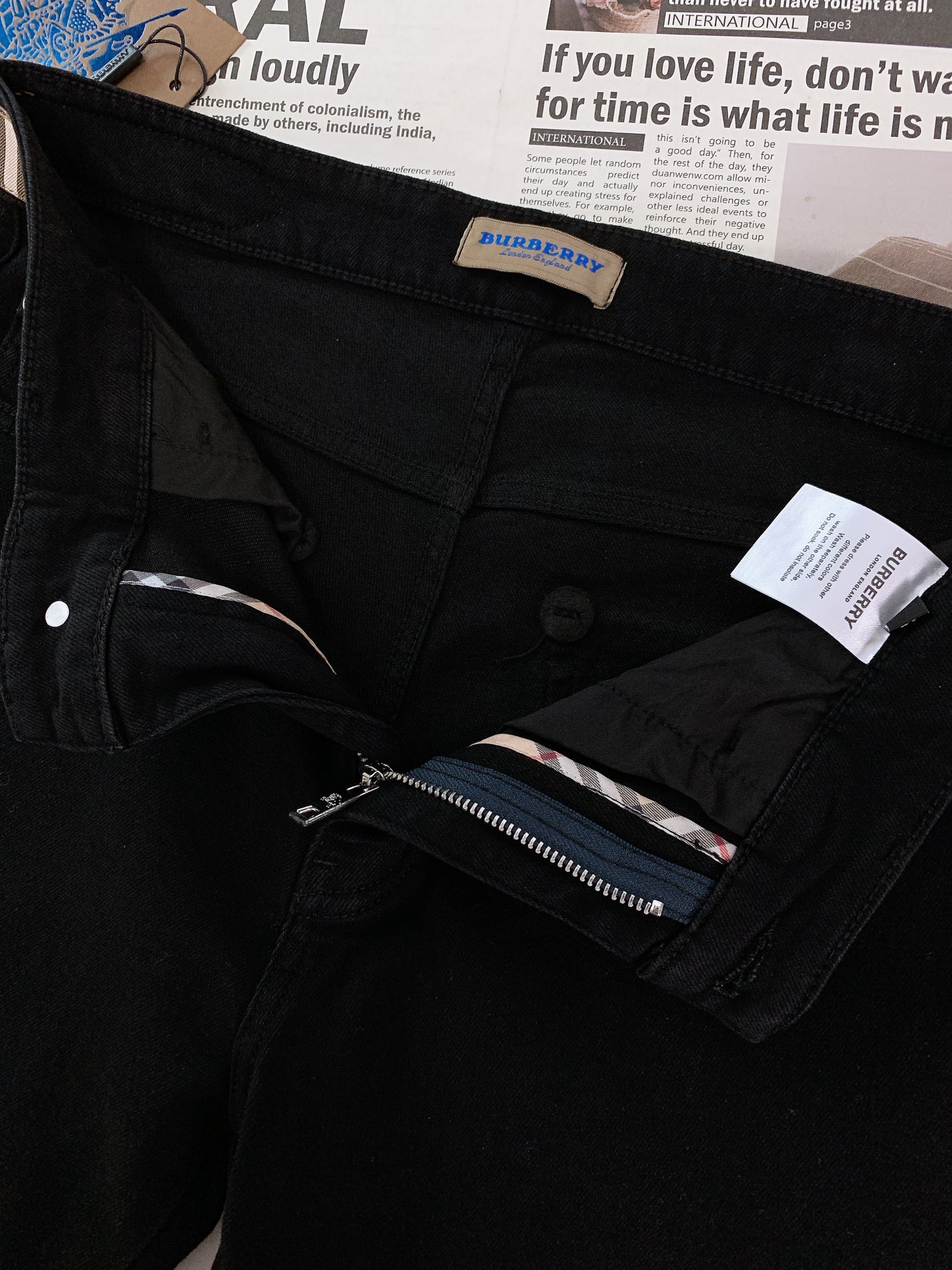 P💰150
Burberry 巴宝莉 2025FW早秋新品
经典回归!BBR黑色牛仔裤
纯黑丹宁面料,高级哑光质感⚫
修身剪裁适配各种身形,日常/通勤/约会都能穿,万能裤型实锤✅
腰头经典格纹皮牌 + 骑士标识,低调藏不住的品牌基因
定制纽扣/拉链,金属件刻满品牌 LOGO,质感从细节溢出
口袋内衬、裤脚包边…每处做工都经得起放大看,高级感藏在骨里
百年英伦底蕴,一条裤子全体现
穿上它,走路都带“低调的贵气”,谁懂这种精致到骨子里的帅!
……………………………………………………
❥∙Size:29-38
