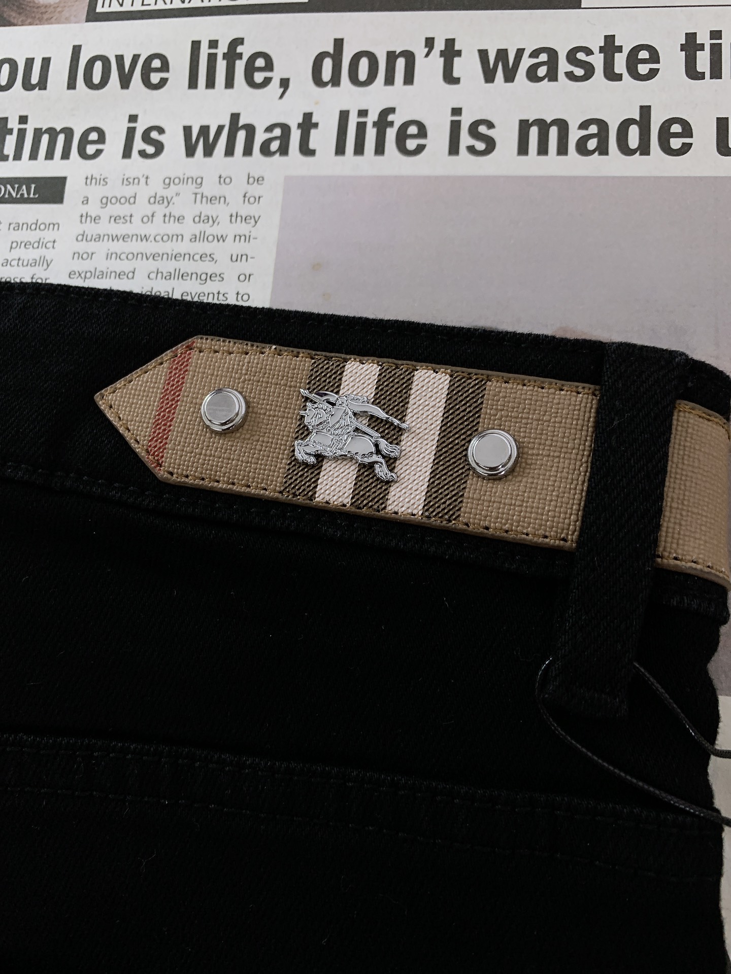 P💰150
Burberry 巴宝莉 2025FW早秋新品
经典回归!BBR黑色牛仔裤
纯黑丹宁面料,高级哑光质感⚫
修身剪裁适配各种身形,日常/通勤/约会都能穿,万能裤型实锤✅
腰头经典格纹皮牌 + 骑士标识,低调藏不住的品牌基因
定制纽扣/拉链,金属件刻满品牌 LOGO,质感从细节溢出
口袋内衬、裤脚包边…每处做工都经得起放大看,高级感藏在骨里
百年英伦底蕴,一条裤子全体现
穿上它,走路都带“低调的贵气”,谁懂这种精致到骨子里的帅!
……………………………………………………
❥∙Size:29-38