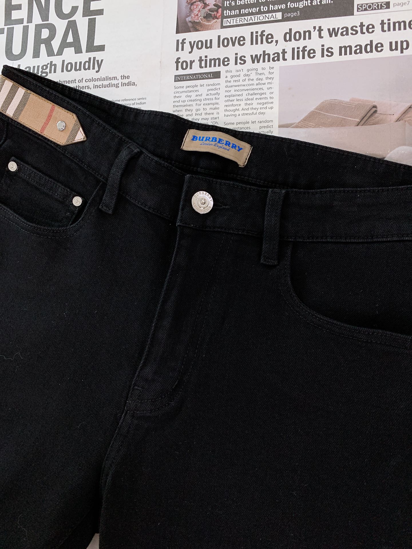P💰150
Burberry 巴宝莉 2025FW早秋新品
经典回归!BBR黑色牛仔裤
纯黑丹宁面料,高级哑光质感⚫
修身剪裁适配各种身形,日常/通勤/约会都能穿,万能裤型实锤✅
腰头经典格纹皮牌 + 骑士标识,低调藏不住的品牌基因
定制纽扣/拉链,金属件刻满品牌 LOGO,质感从细节溢出
口袋内衬、裤脚包边…每处做工都经得起放大看,高级感藏在骨里
百年英伦底蕴,一条裤子全体现
穿上它,走路都带“低调的贵气”,谁懂这种精致到骨子里的帅!
……………………………………………………
❥∙Size:29-38