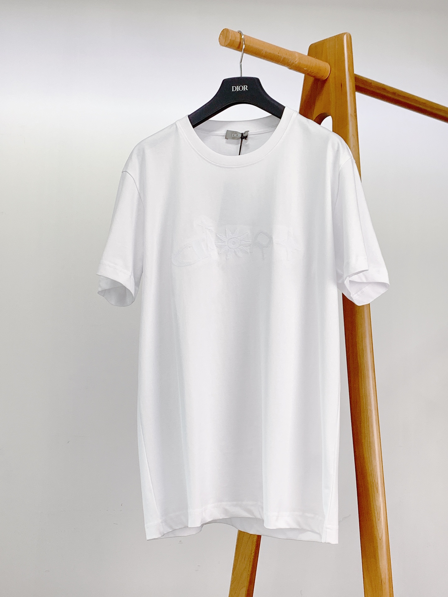 Dior Homme 迪奥·桀傲 ANDLEWISHAMILTON 限定系列。采用棉质平纹针织面料精心制
