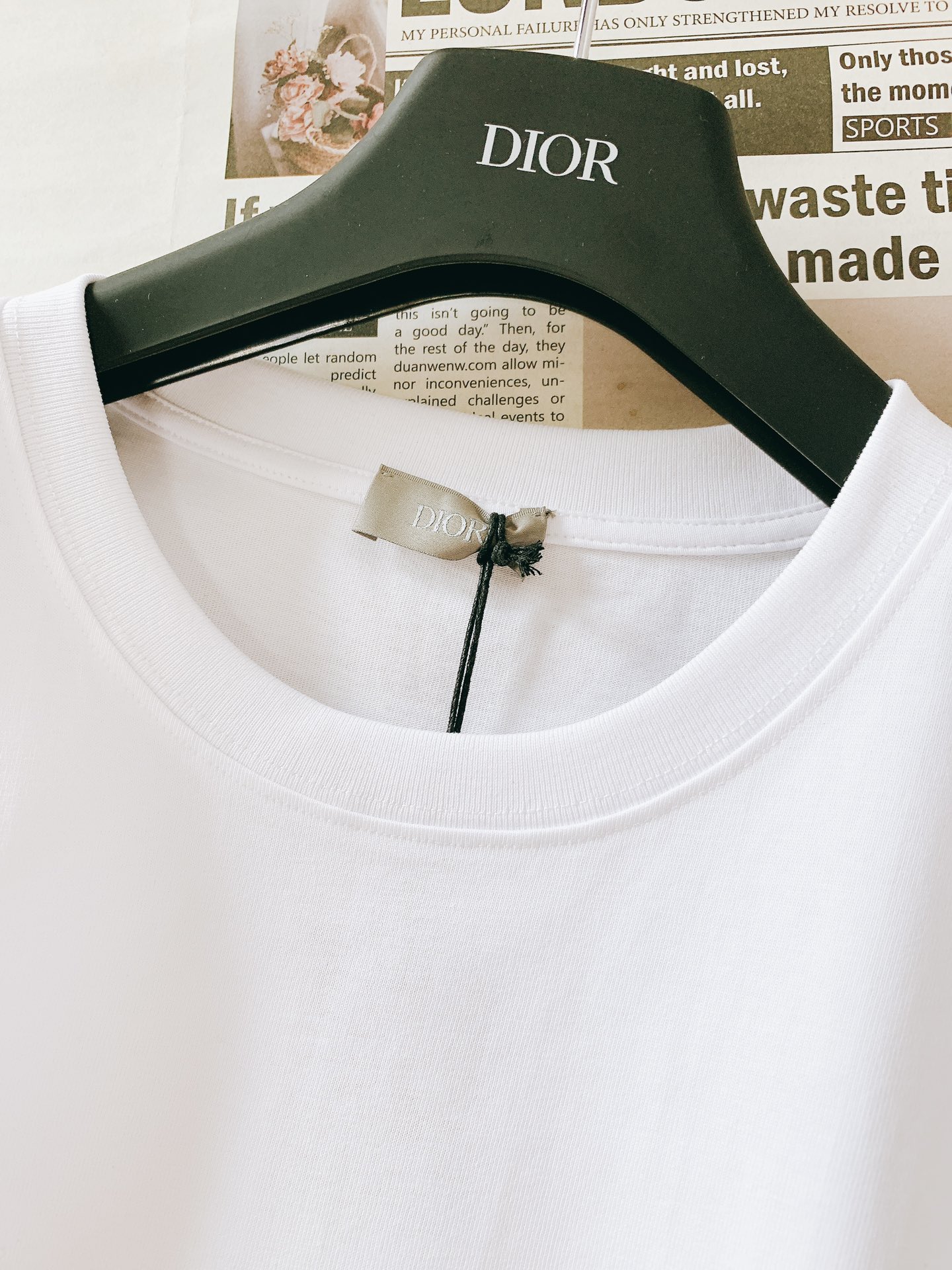 Dior Homme 迪奥·桀傲 ANDLEWISHAMILTON 限定系列。采用棉质平纹针织面料精心制