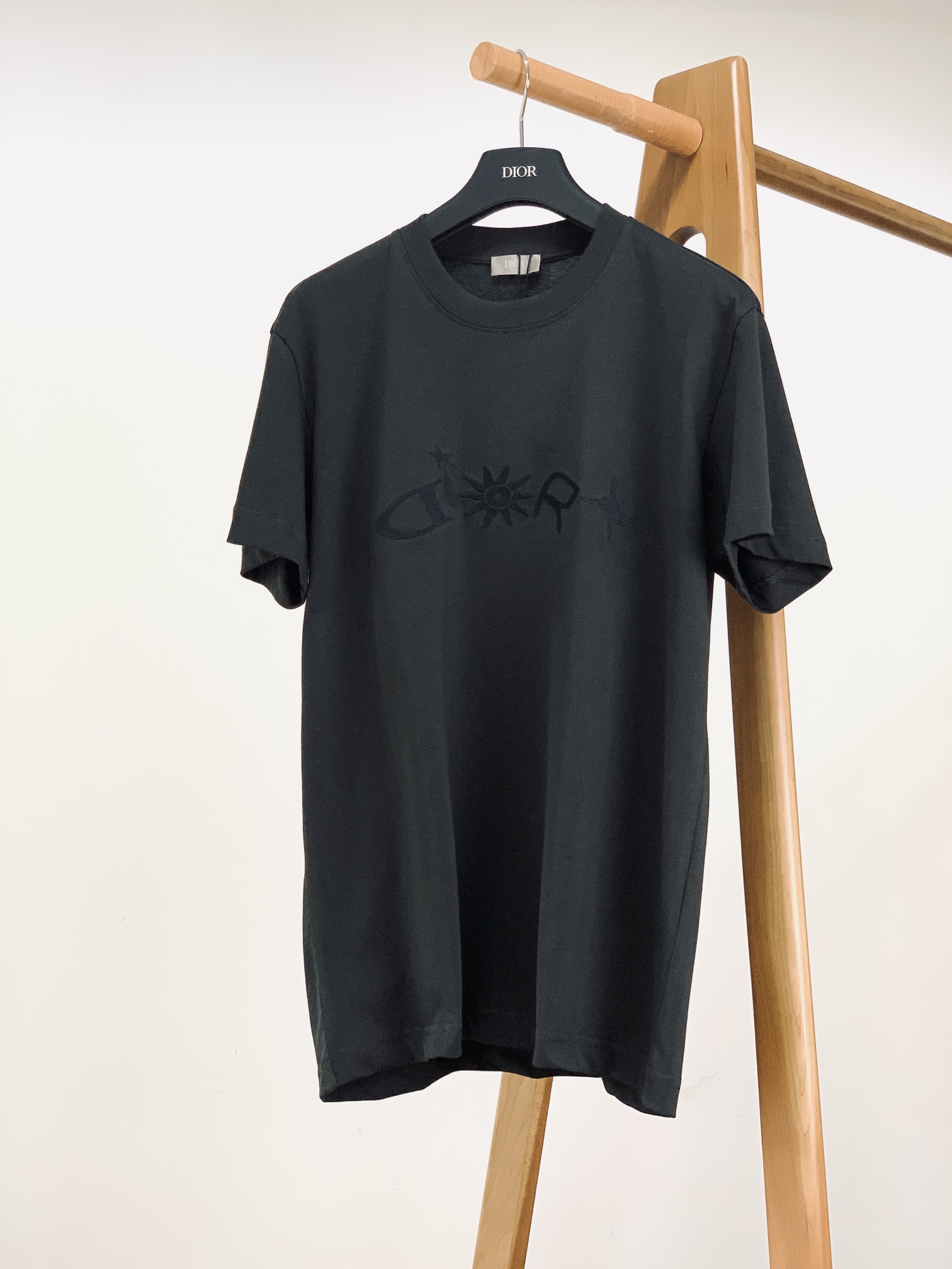 Dior Homme 迪奥·桀傲 ANDLEWISHAMILTON 限定系列。采用棉质平纹针织面料精心制