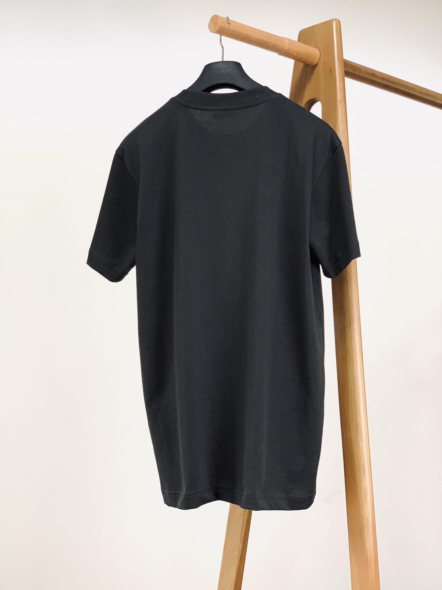 Dior Homme 迪奥·桀傲 ANDLEWISHAMILTON 限定系列。采用棉质平纹针织面料精心制