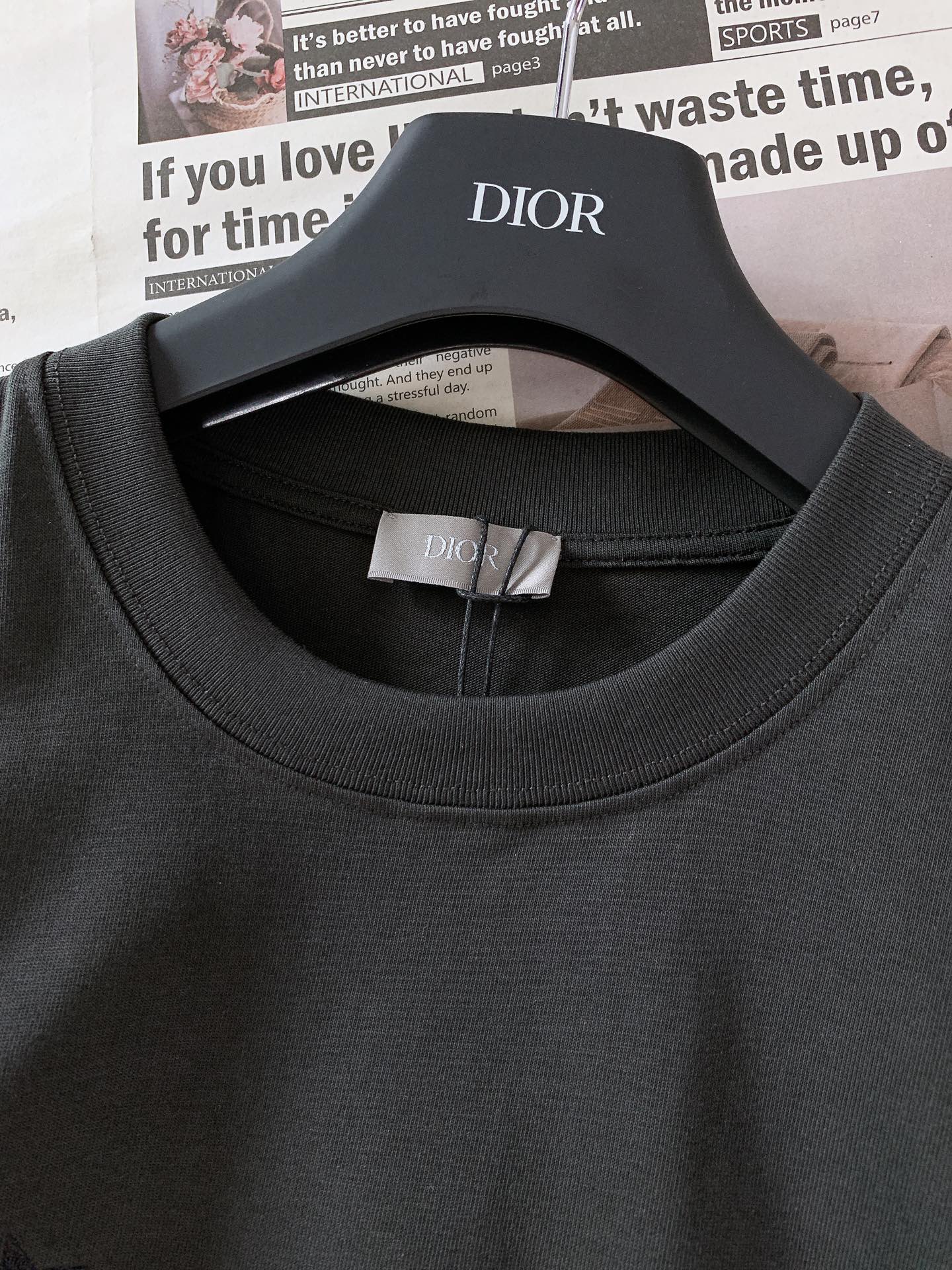 Dior Homme 迪奥·桀傲 ANDLEWISHAMILTON 限定系列。采用棉质平纹针织面料精心制