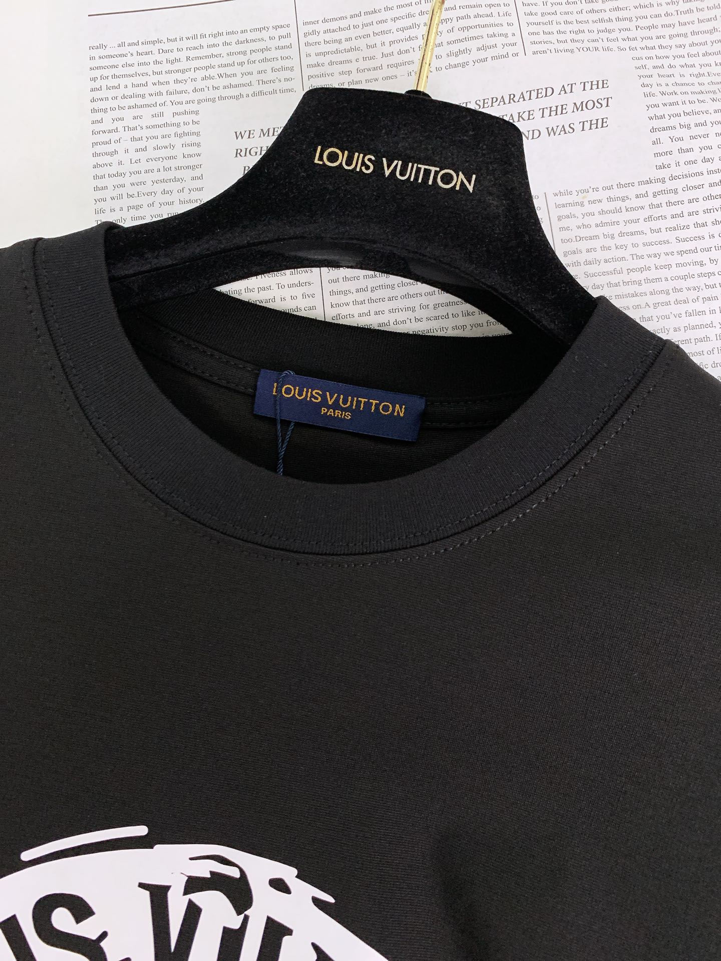 חולצת טי שירט שרוול קצר מכותנה מודפסת של Louis Vuitton לגברים 4 i1754217296 2254 5