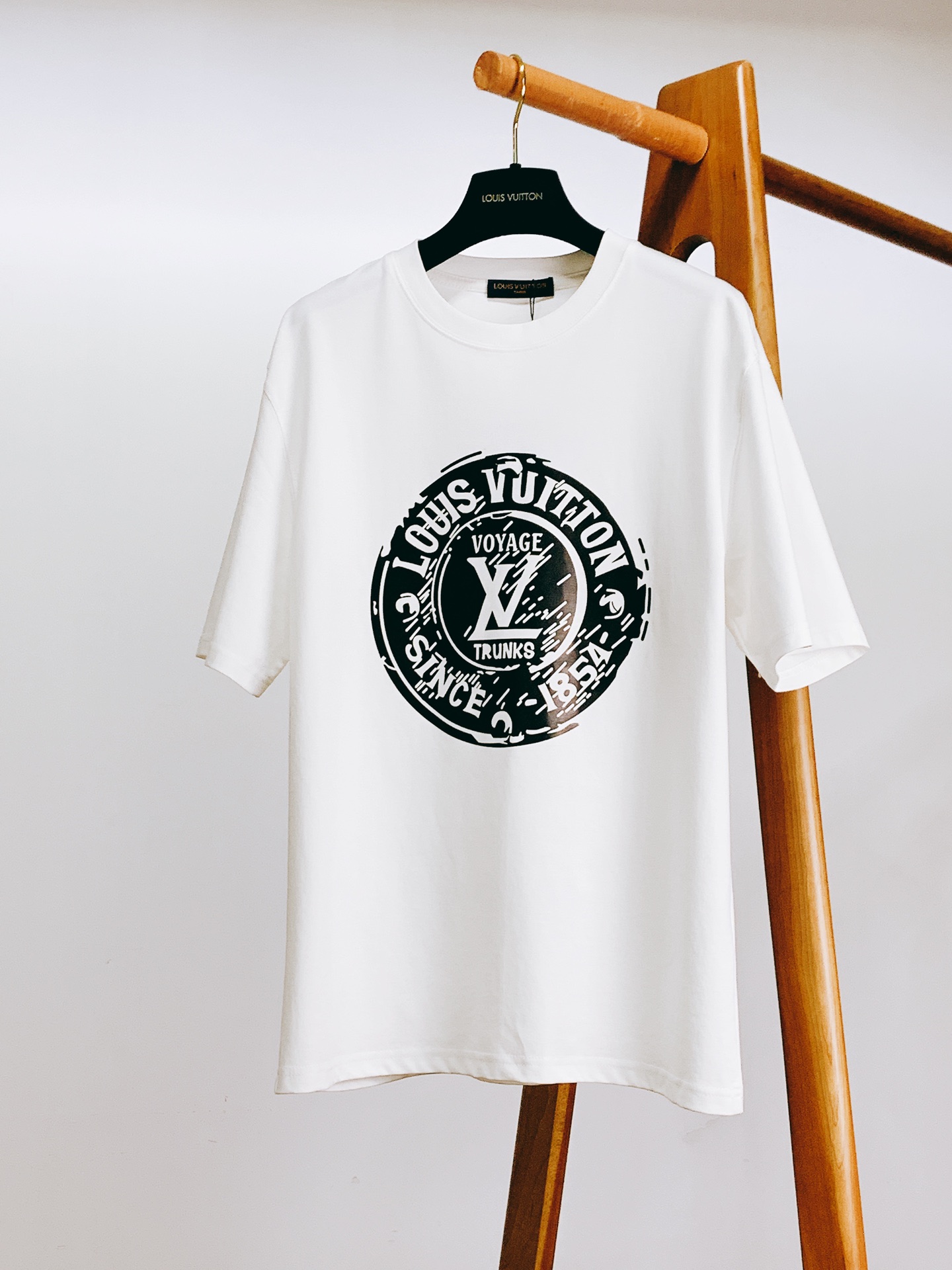 Louis Vuitton 2025SS Classic Badge Print T-Shirt, Soft Cotton Fabric 2 i1754217319 3929 3