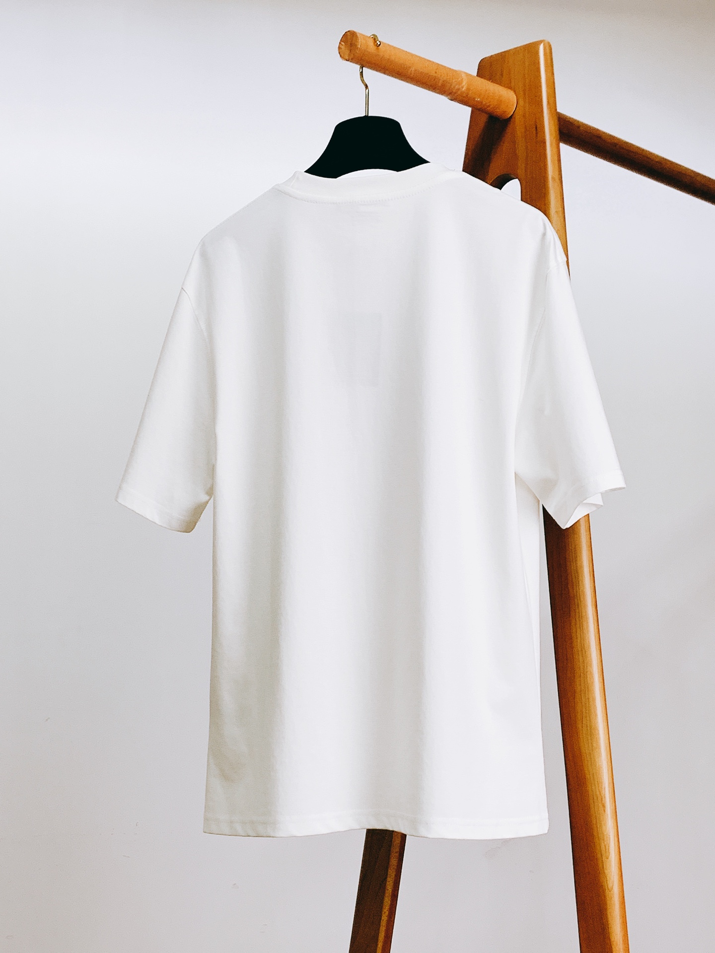 Louis Vuitton 2025SS Classic Badge Print T-Shirt, Soft Cotton Fabric 3 i1754217319 6340 5