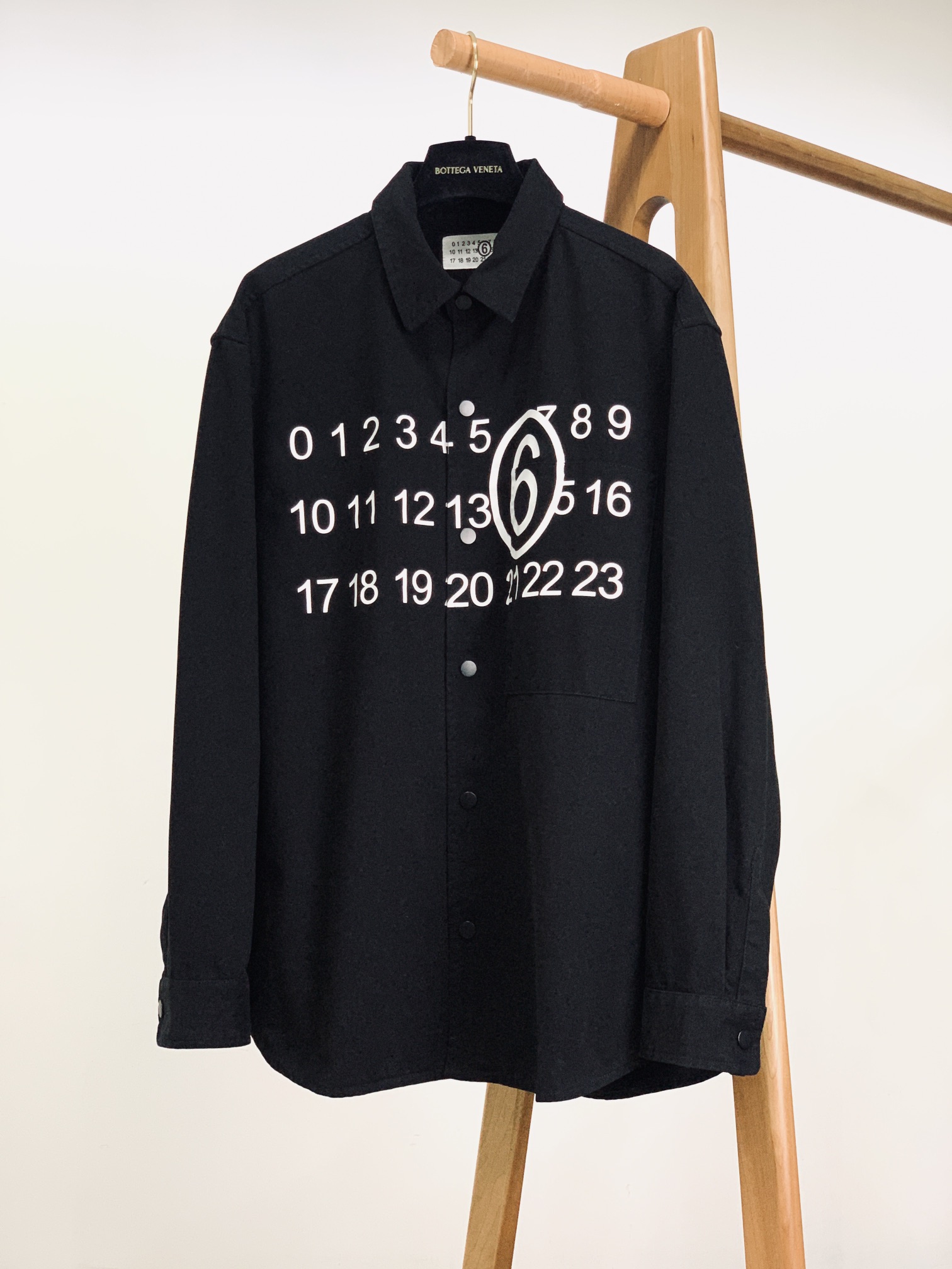 
Maison Margiela MM6 马丁马吉拉 2025FW早秋新品 
休闲衬衫外套。正面布满的数