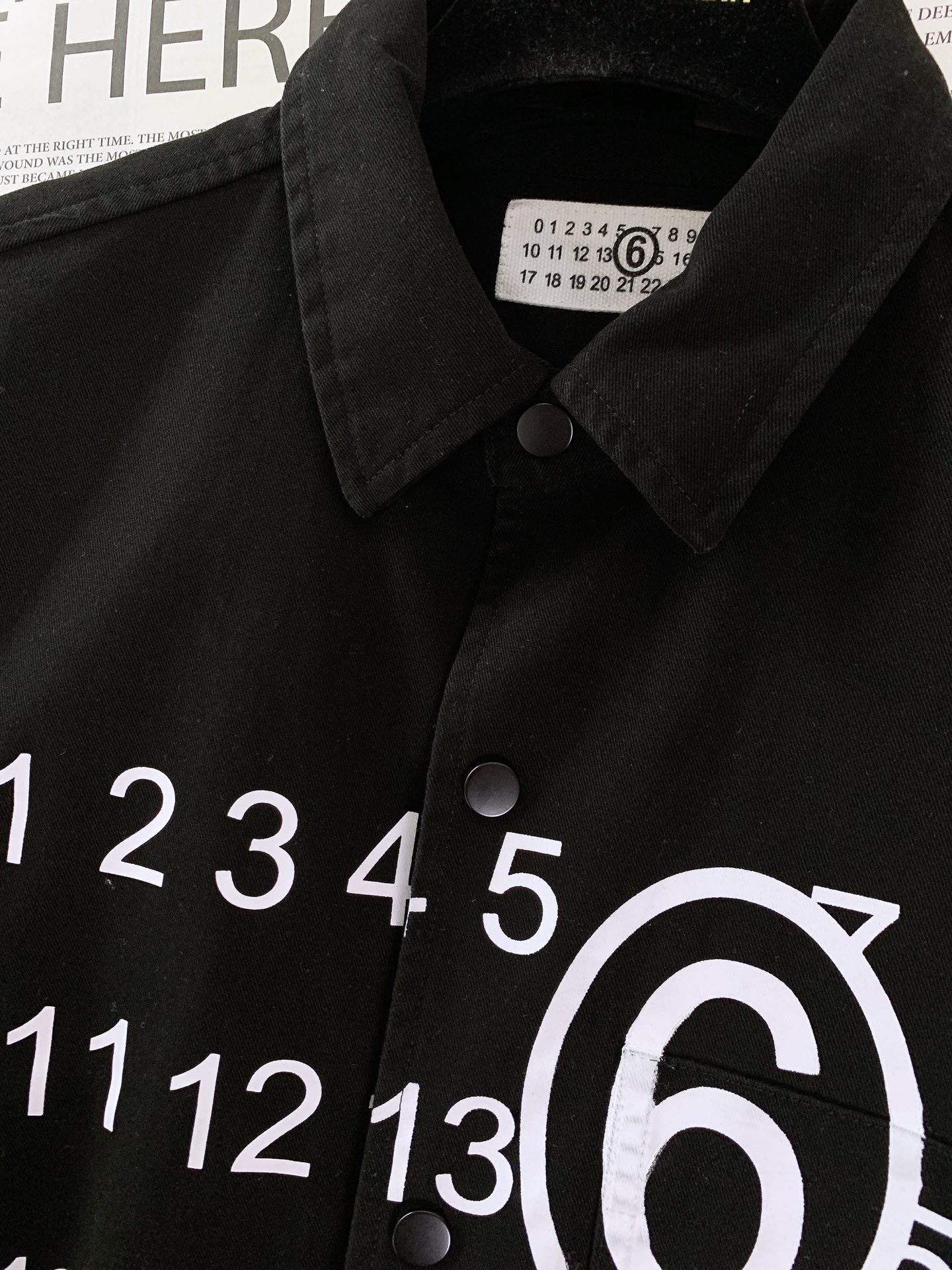 
Maison Margiela MM6 马丁马吉拉 2025FW早秋新品 
休闲衬衫外套。正面布满的数