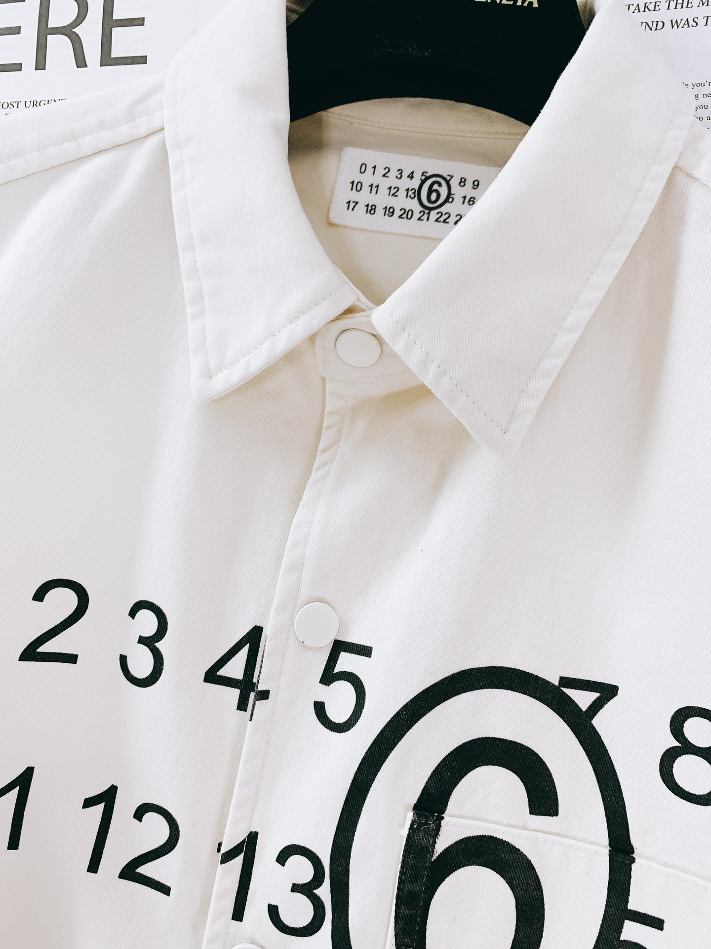 
Maison Margiela MM6 马丁马吉拉 2025FW早秋新品 
休闲衬衫外套。正面布满的数