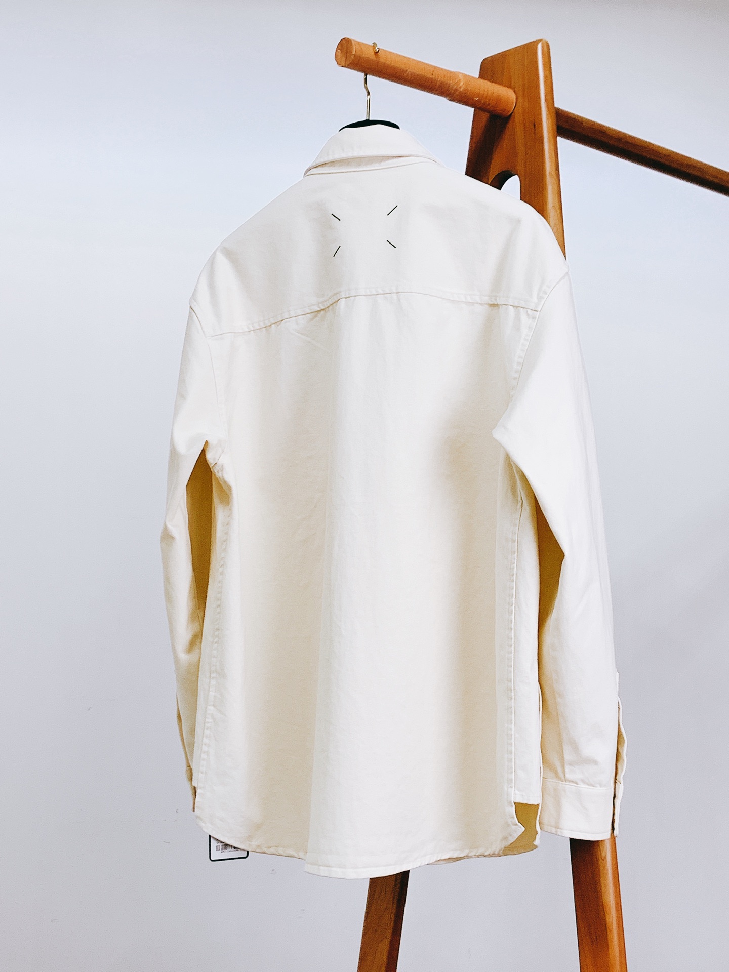 
Maison Margiela MM6 马丁马吉拉 2025FW早秋新品 
休闲衬衫外套。正面布满的数