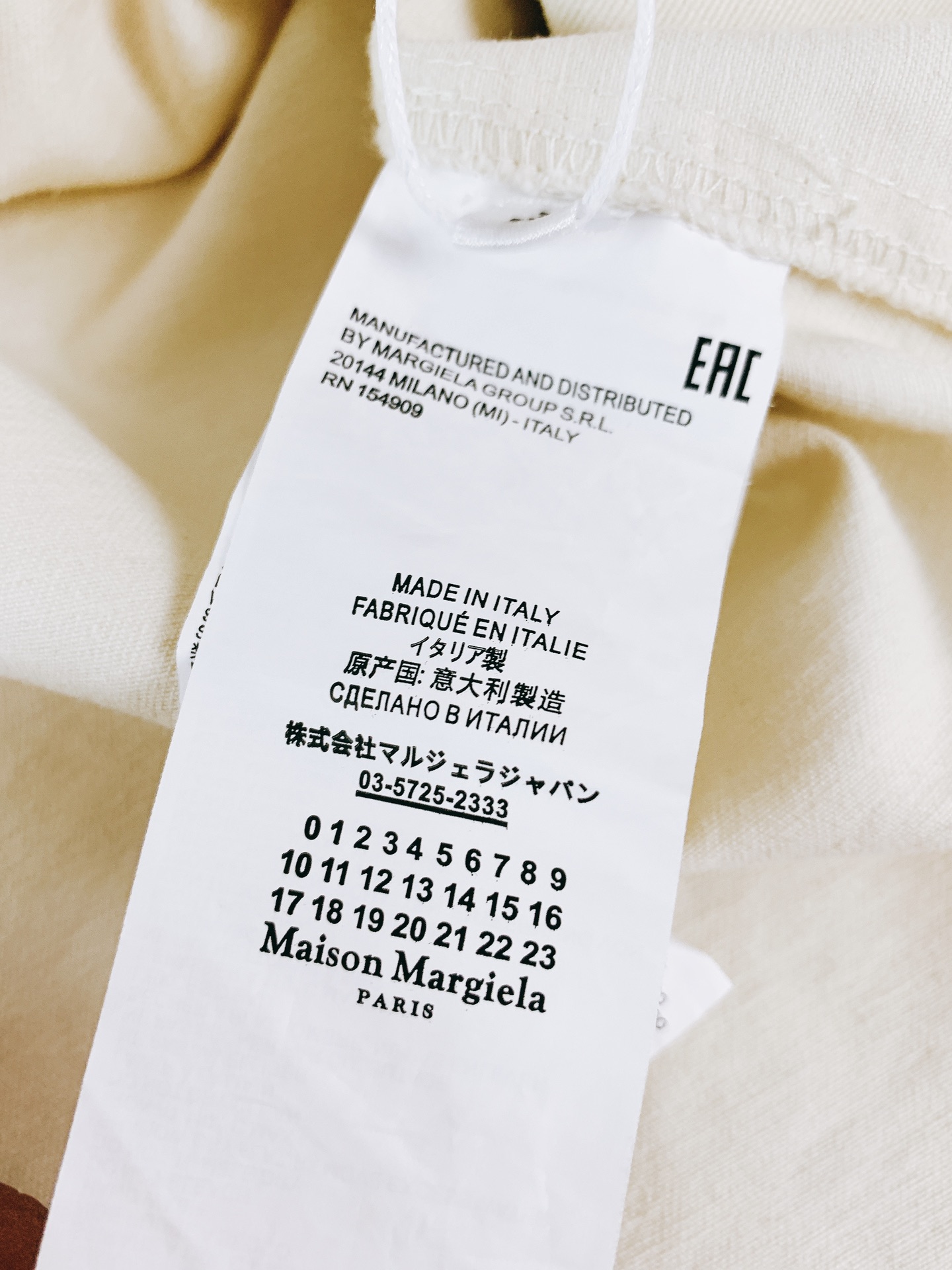 
Maison Margiela MM6 马丁马吉拉 2025FW早秋新品 
休闲衬衫外套。正面布满的数