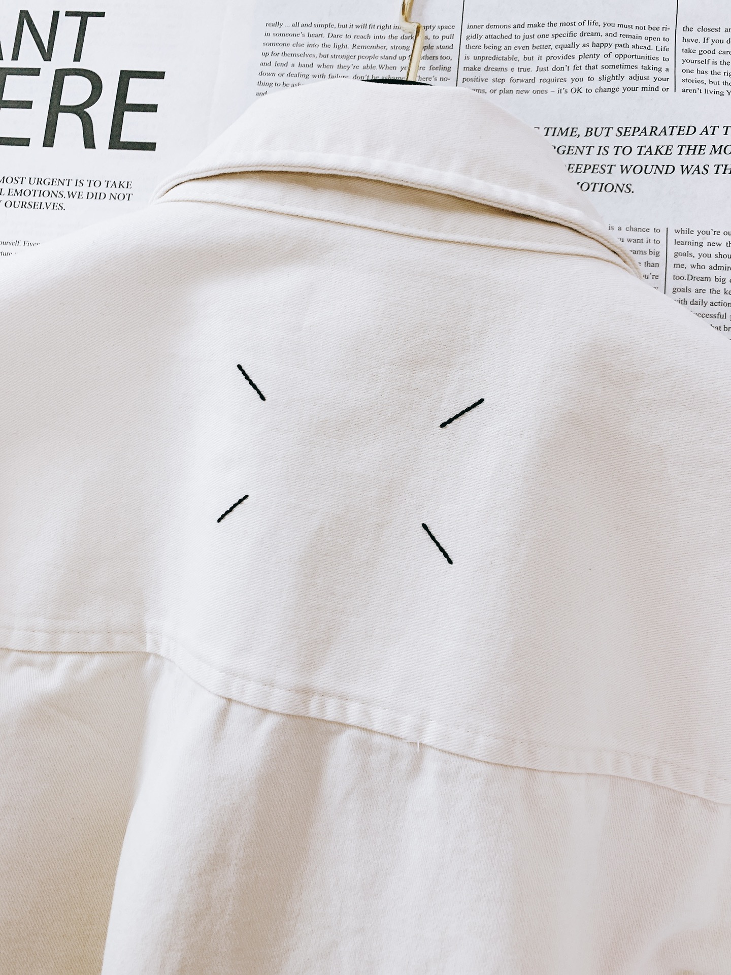 
Maison Margiela MM6 马丁马吉拉 2025FW早秋新品 
休闲衬衫外套。正面布满的数