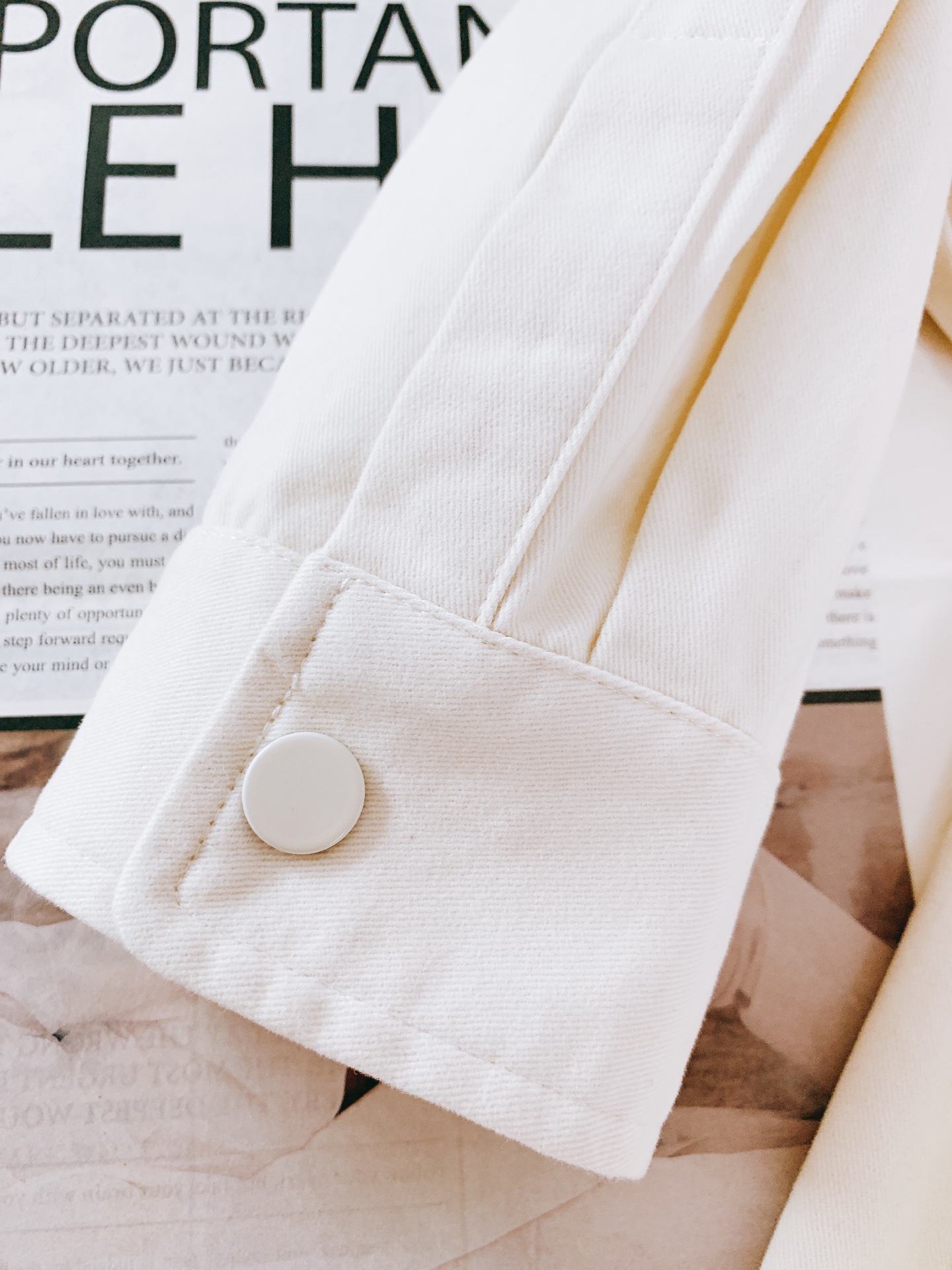 
Maison Margiela MM6 马丁马吉拉 2025FW早秋新品 
休闲衬衫外套。正面布满的数