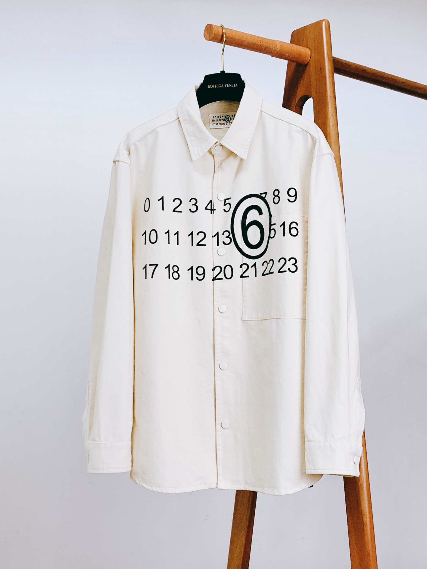 
Maison Margiela MM6 马丁马吉拉 2025FW早秋新品 
休闲衬衫外套。正面布满的数