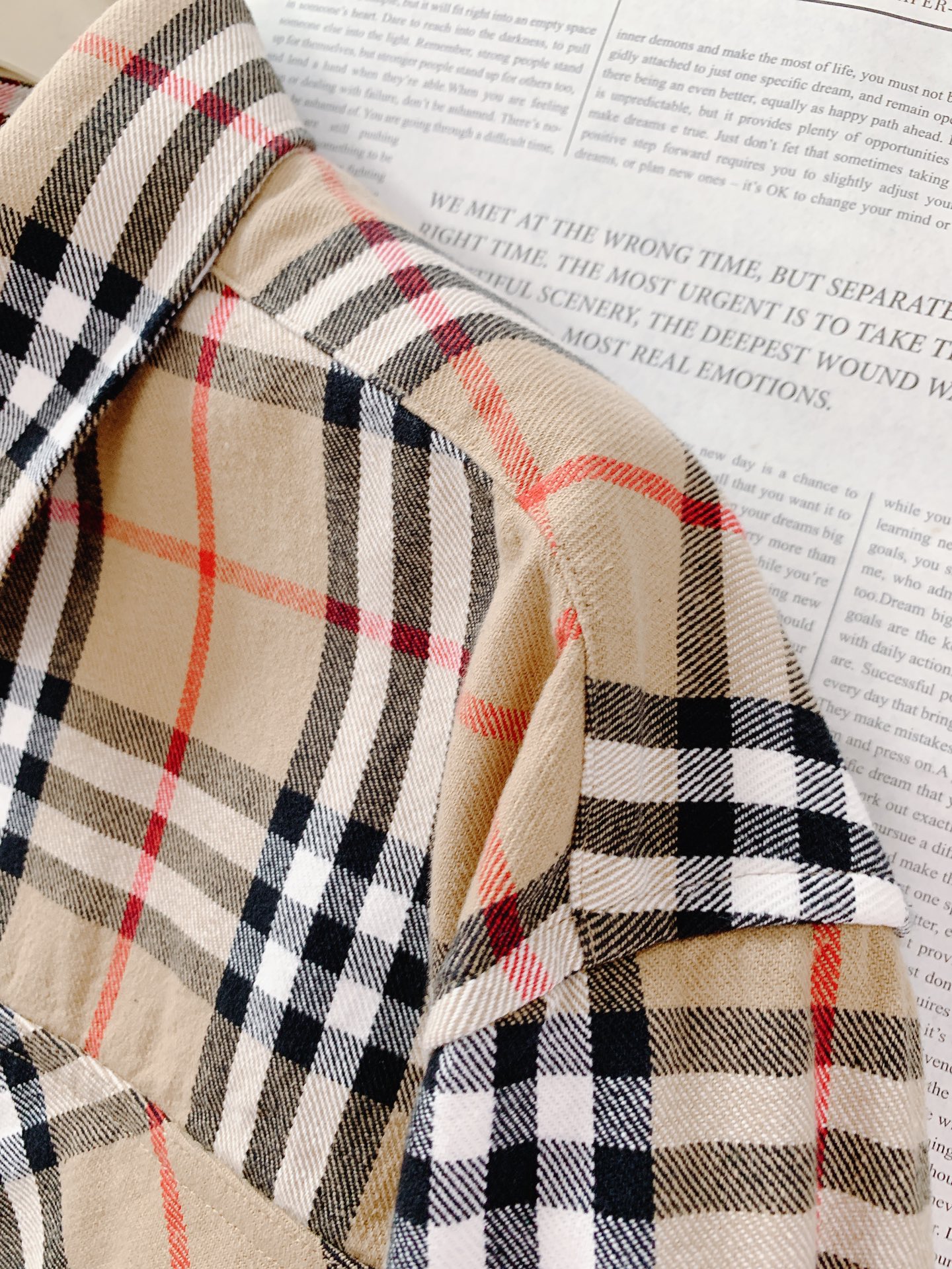 
Burberry 巴宝莉 2025FW早秋新品
休闲格纹衬衫外套 | 经典格纹的不朽魅力
经典的卡其底