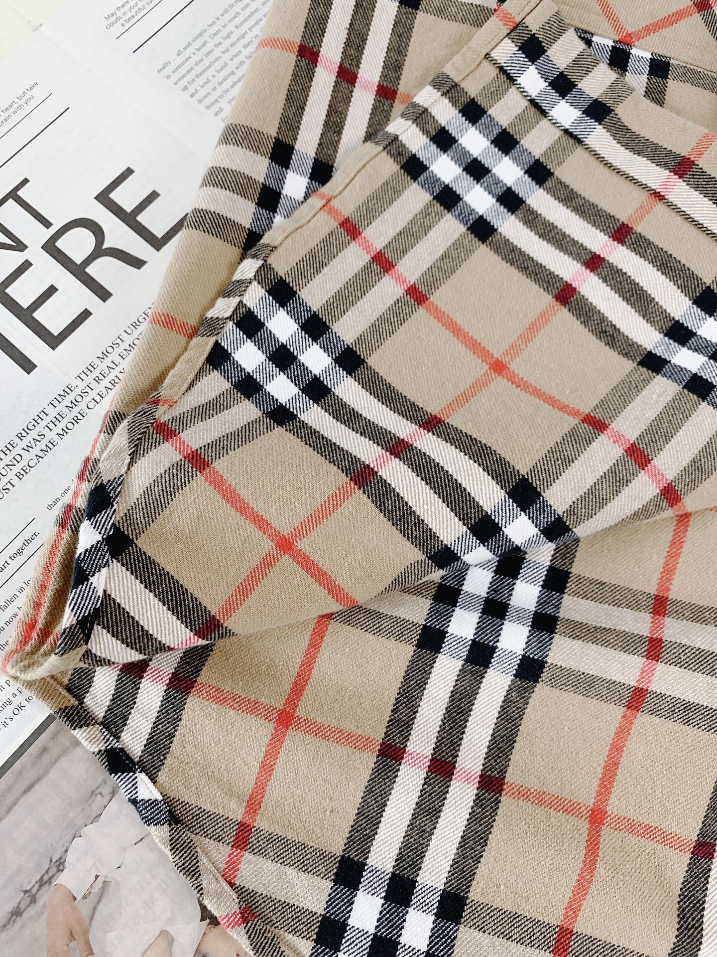 
Burberry 巴宝莉 2025FW早秋新品
休闲格纹衬衫外套 | 经典格纹的不朽魅力
经典的卡其底