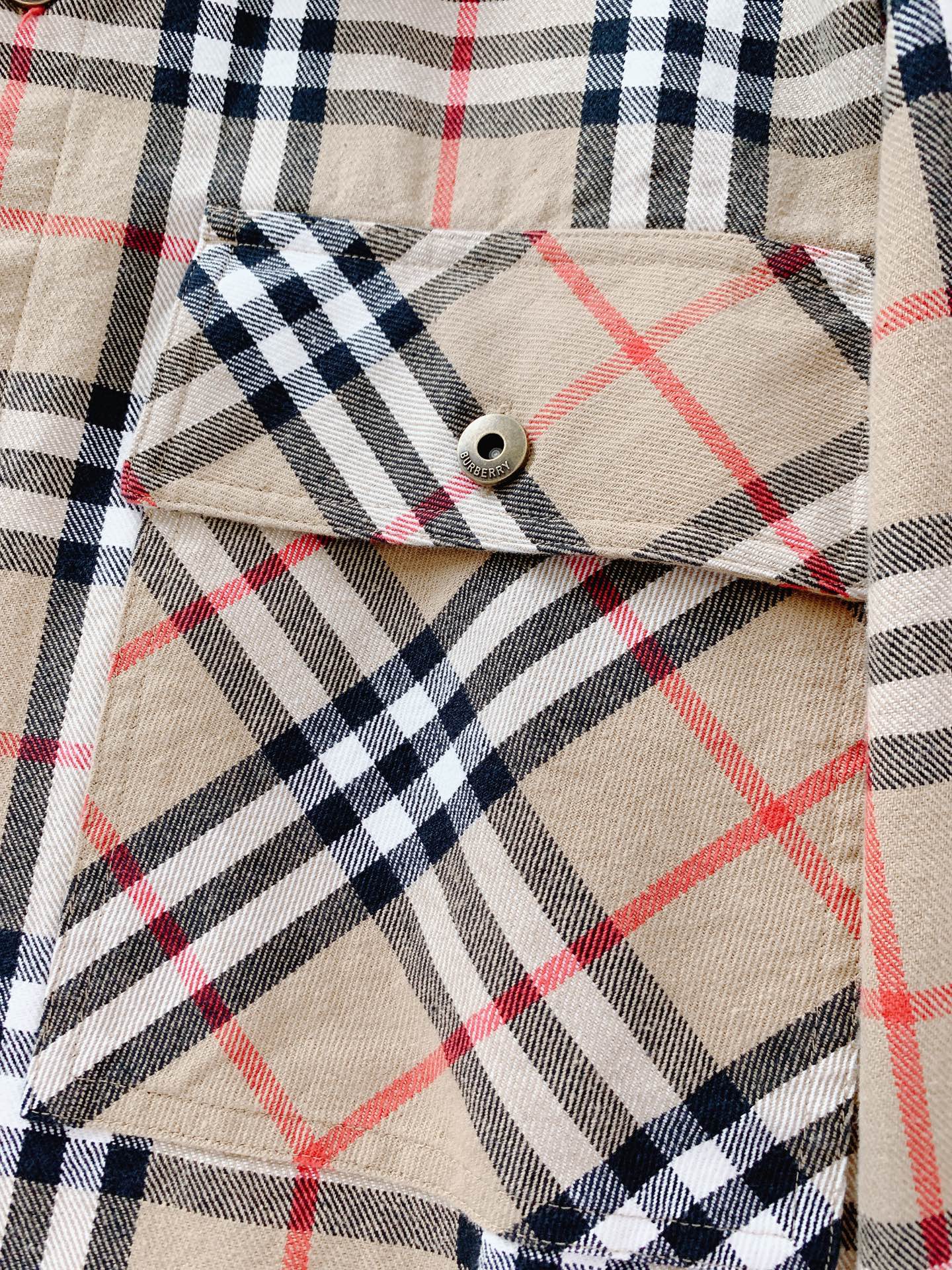 
Burberry 巴宝莉 2025FW早秋新品
休闲格纹衬衫外套 | 经典格纹的不朽魅力
经典的卡其底